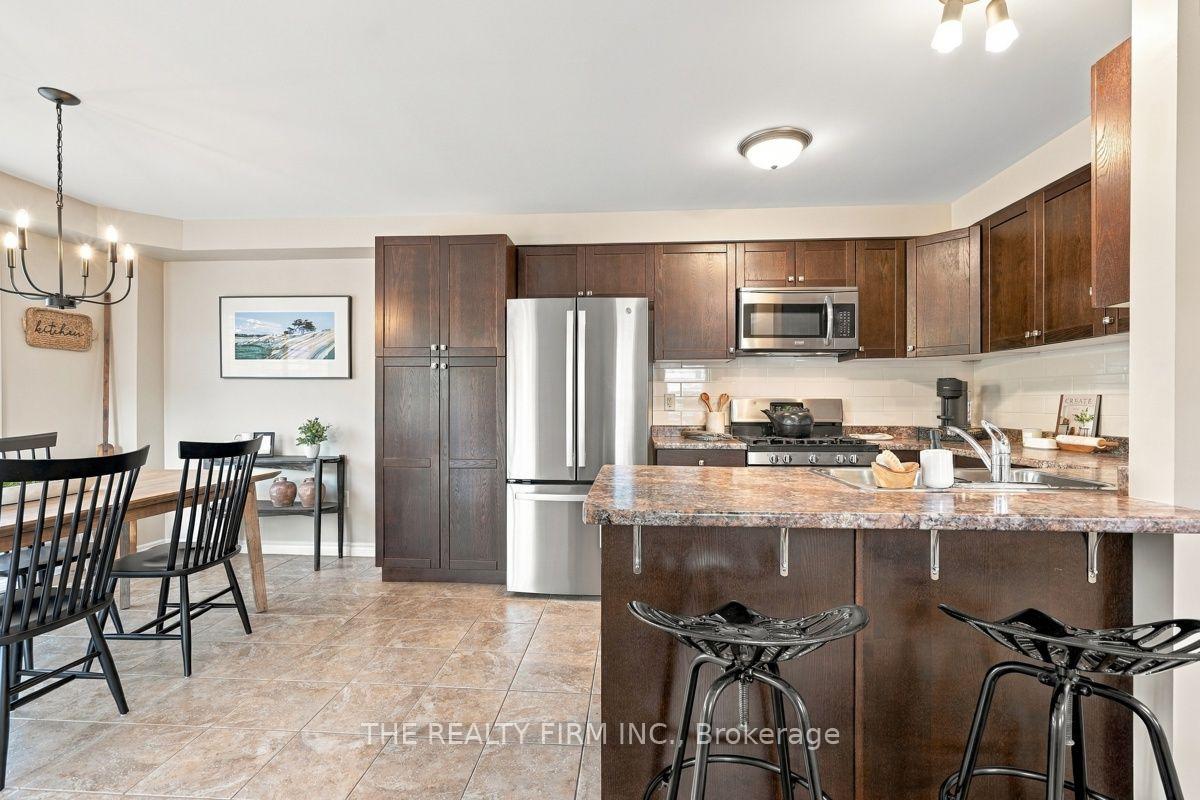 Photo 13 of 914 Silverfox Crescent, London, North S — HOMEH