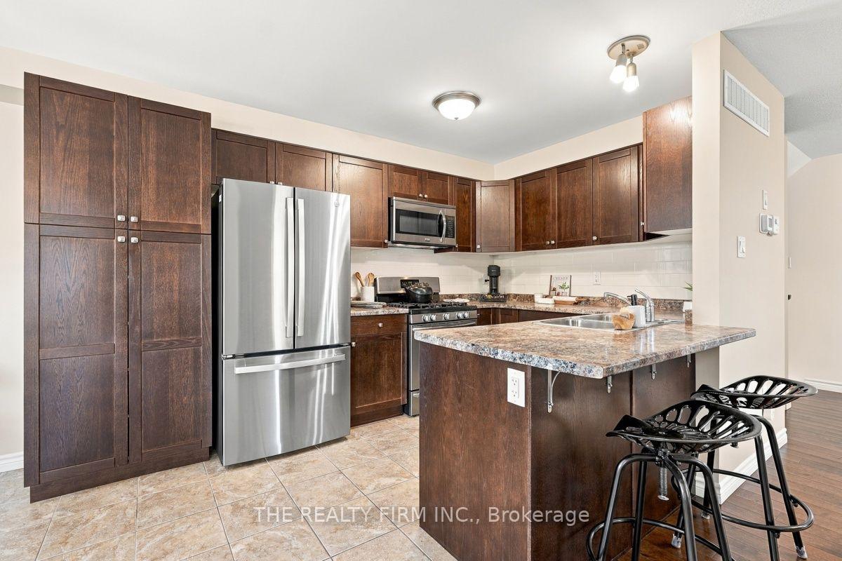 Photo 14 of 914 Silverfox Crescent, London, North S — HOMEH