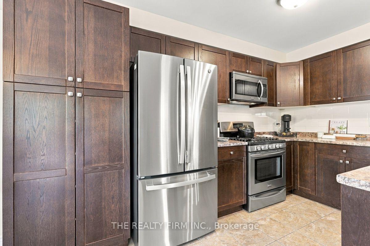 Photo 16 of 914 Silverfox Crescent, London, North S — HOMEH