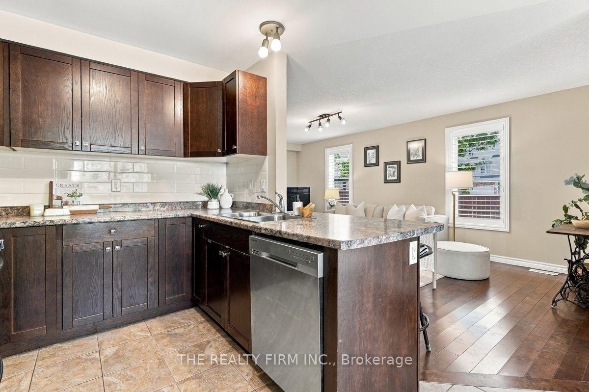 Photo 17 of 914 Silverfox Crescent, London, North S — HOMEH
