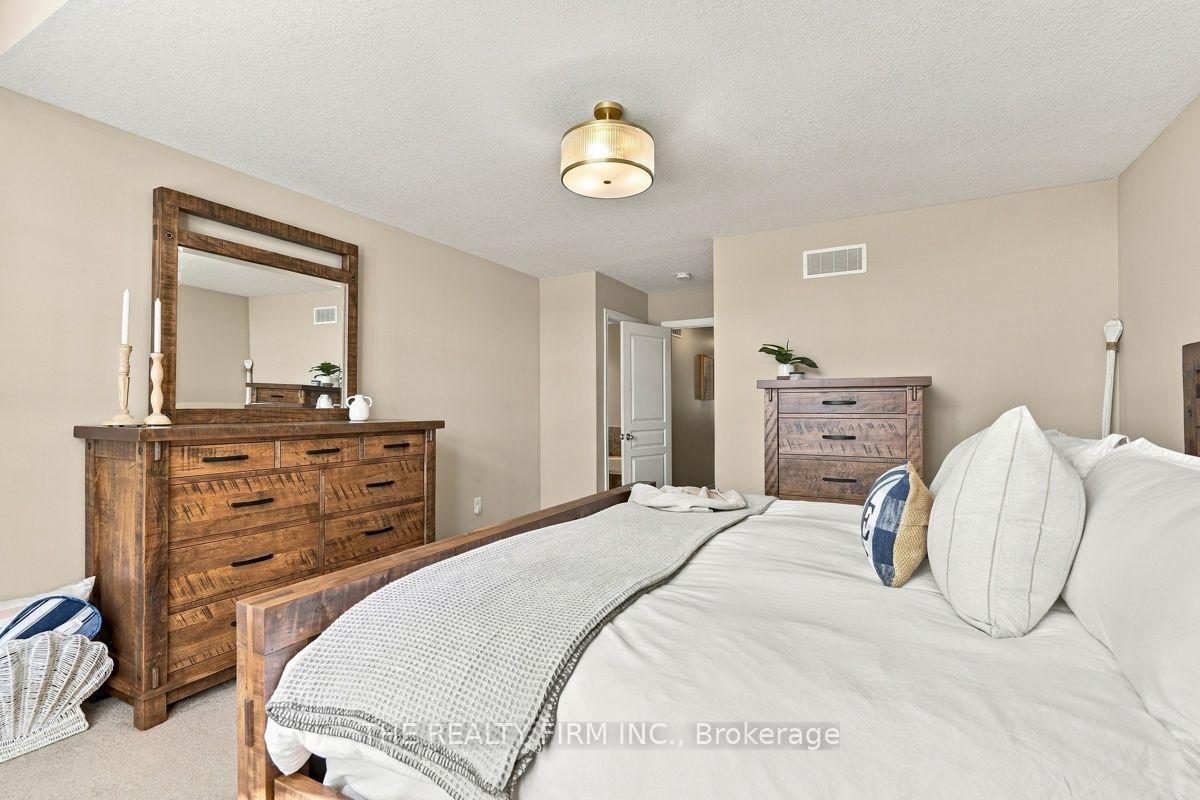 Photo 24 of 914 Silverfox Crescent, London, North S — HOMEH