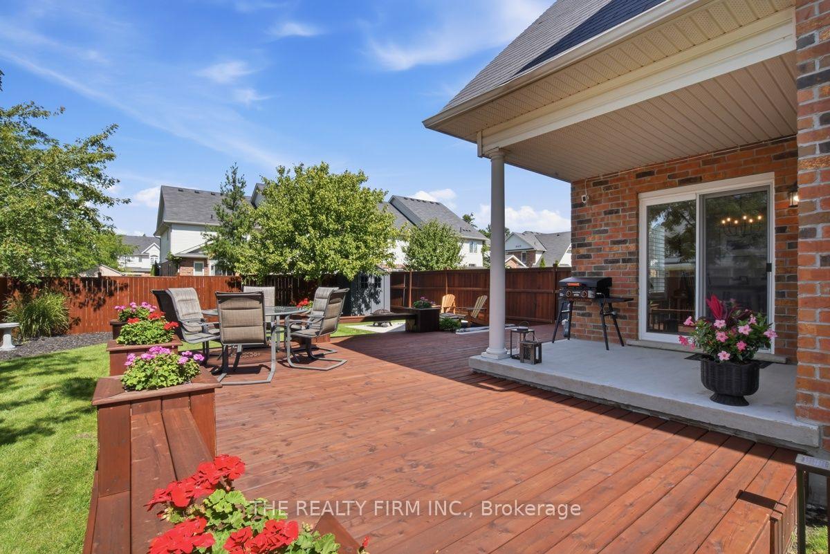 Photo 38 of 914 Silverfox Crescent, London, North S — HOMEH