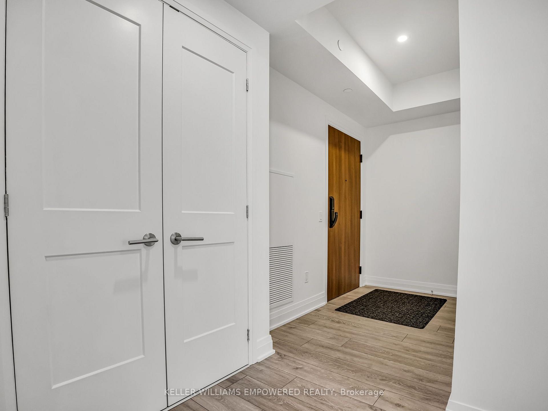 Photo 2 of Unit 209, 21 Park Street E, Mississauga, Port Credit — HOMEH