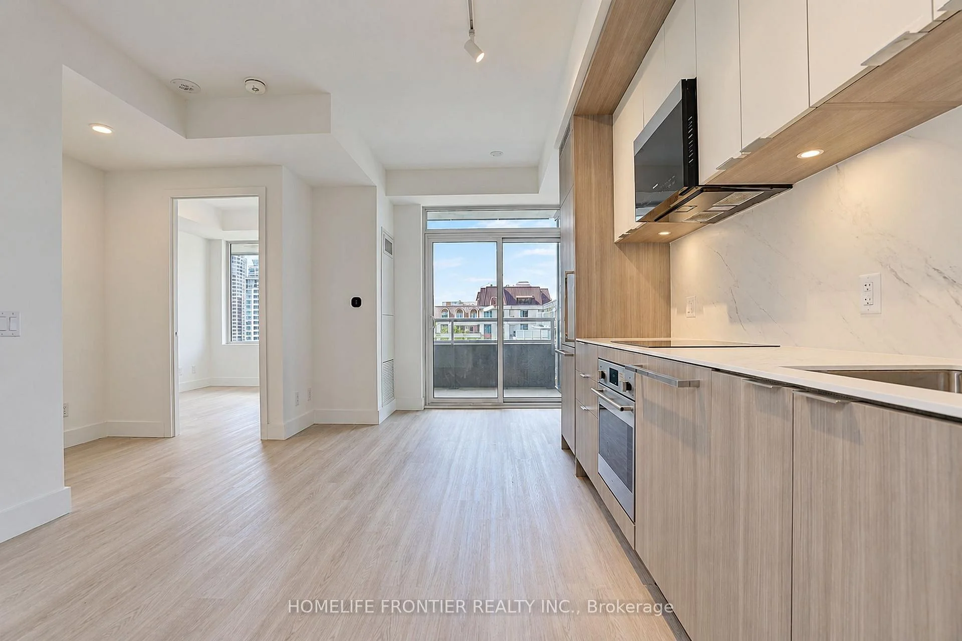 Photo 8 of Unit 808, 6 Greenbriar Road E, North York, Bayview Village — HOMEH