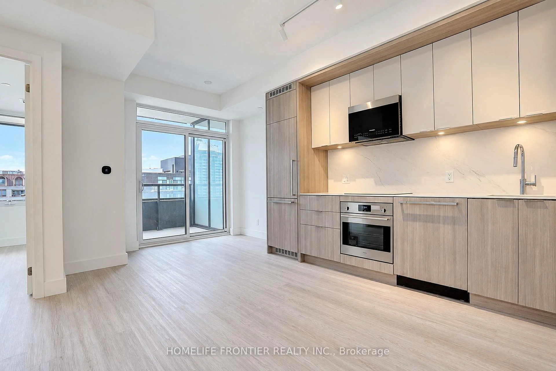 Photo 10 of Unit 808, 6 Greenbriar Road E, North York, Bayview Village — HOMEH