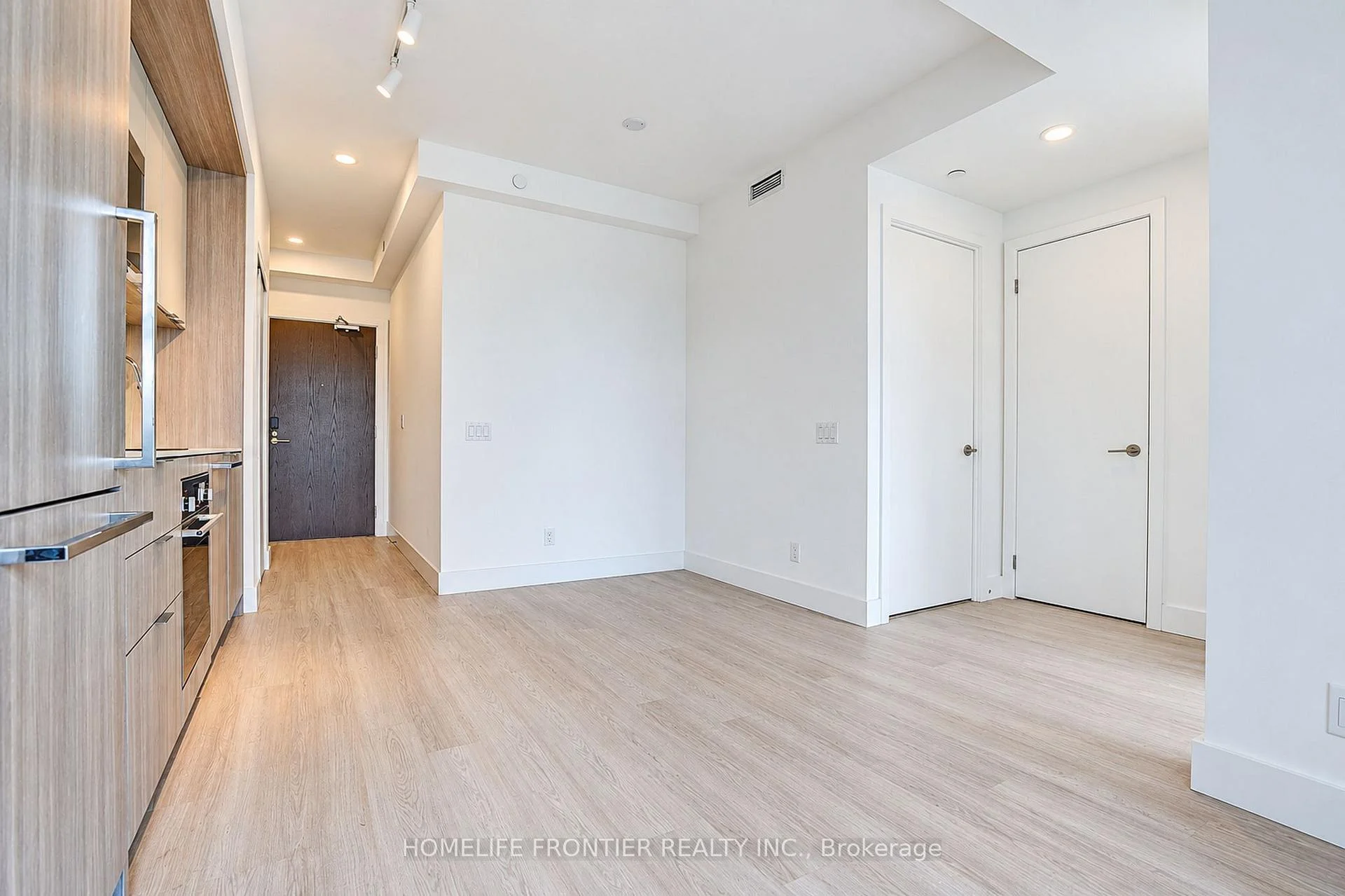 Photo 13 of Unit 808, 6 Greenbriar Road E, North York, Bayview Village — HOMEH