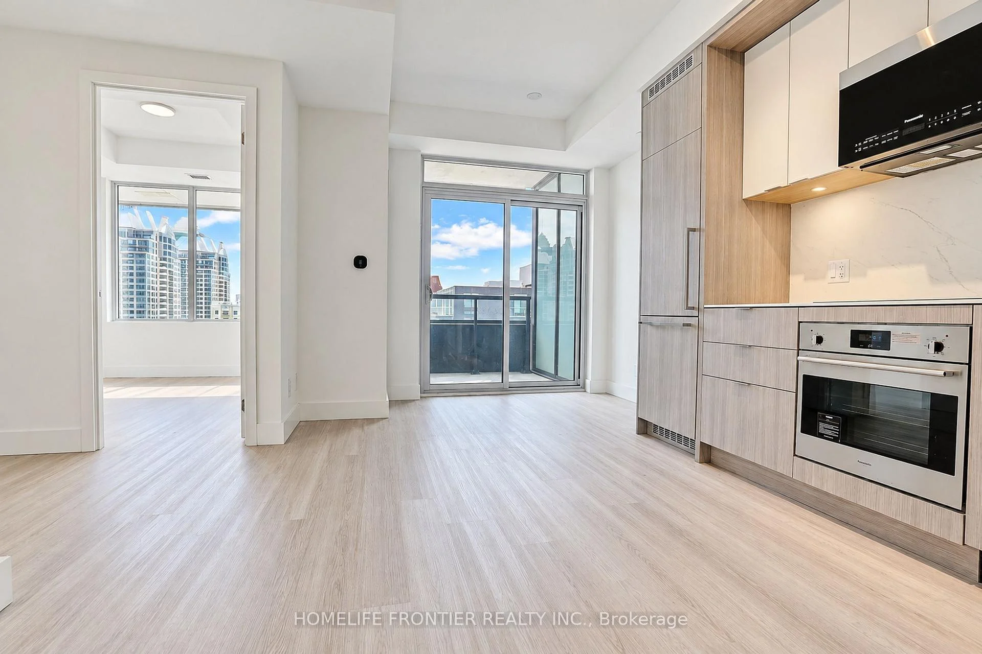 Photo 14 of Unit 808, 6 Greenbriar Road E, North York, Bayview Village — HOMEH
