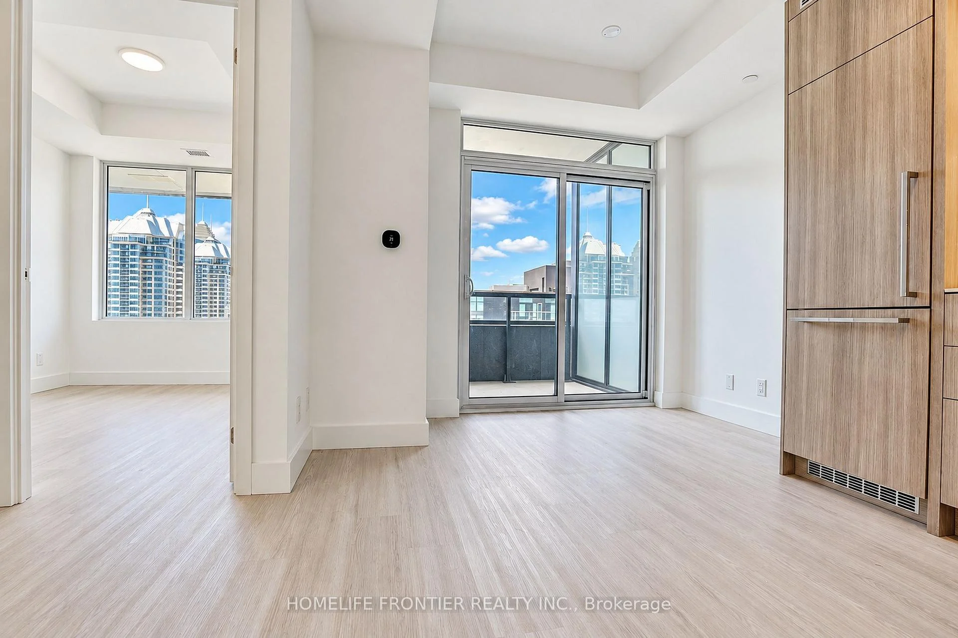 Photo 15 of Unit 808, 6 Greenbriar Road E, North York, Bayview Village — HOMEH