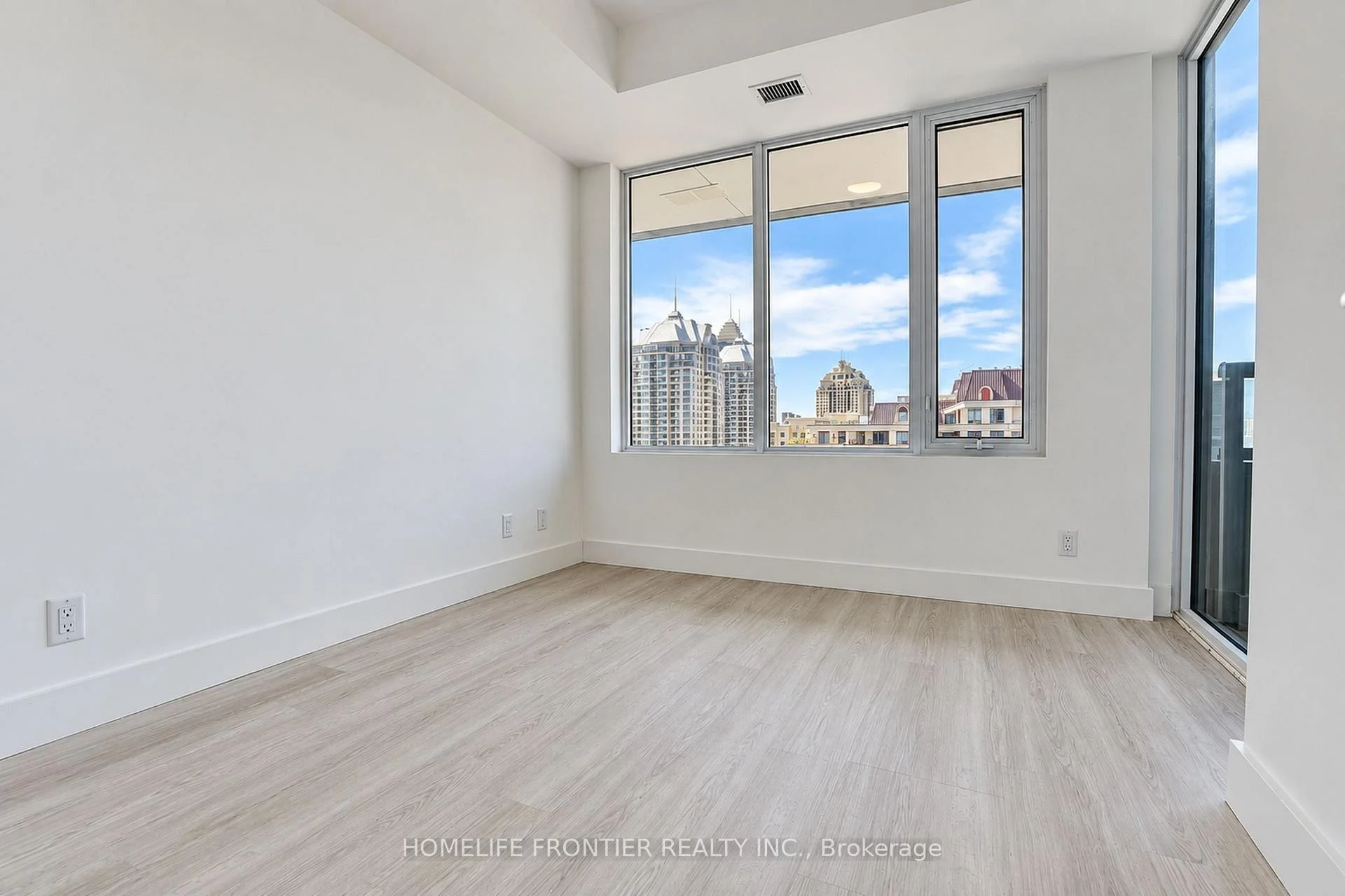 Photo 16 of Unit 808, 6 Greenbriar Road E, North York, Bayview Village — HOMEH
