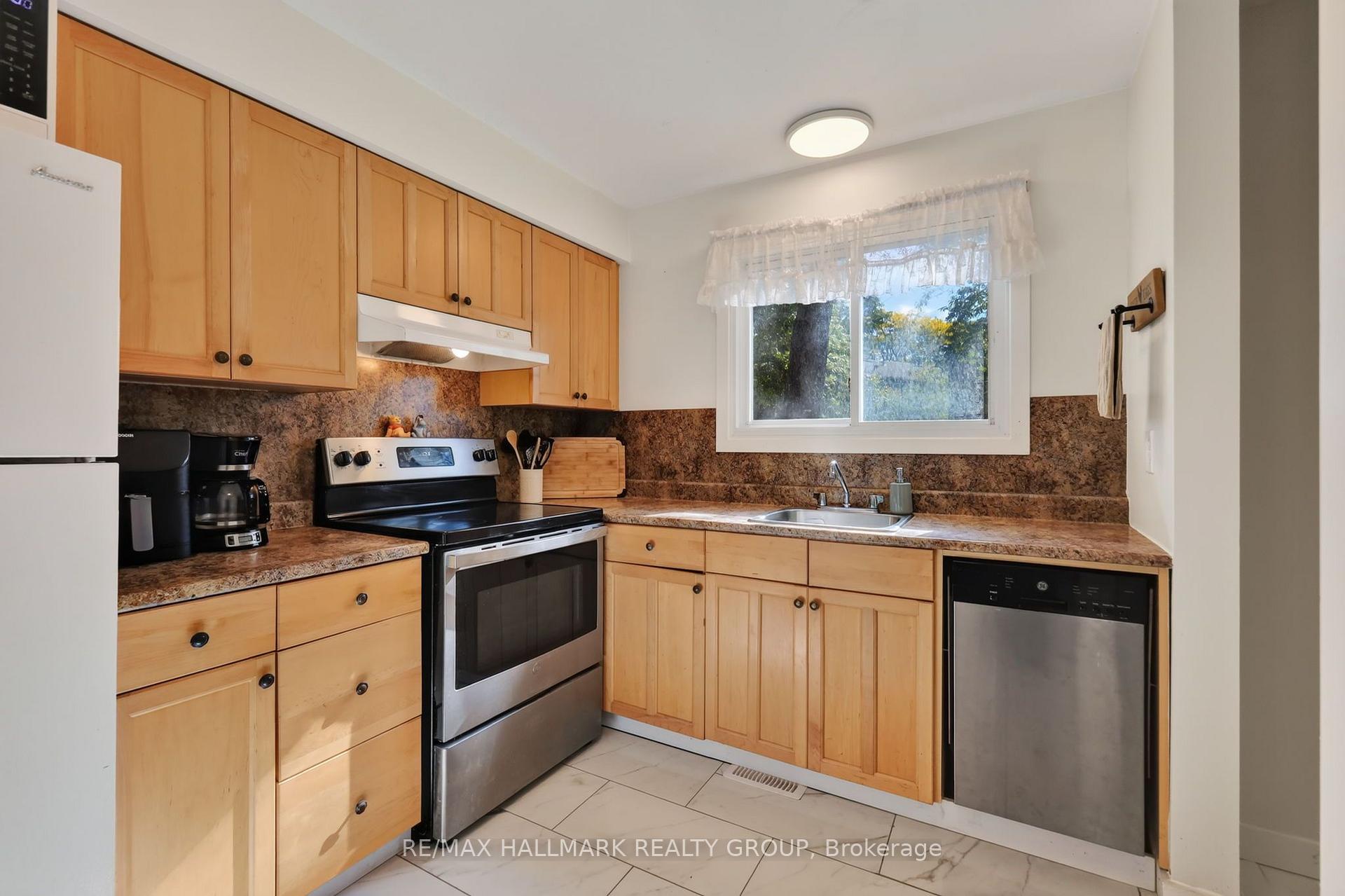 Photo 5 of Unit 6, 6156 Brookside Lane, Ottawa, Convent Glen South — HOMEH