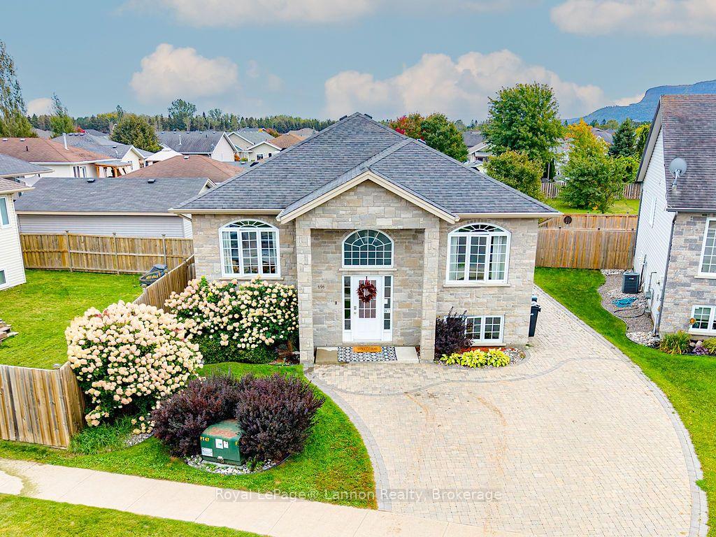 Photo 2 of 696 Weiler Boulevard, Thunder Bay, Parkdale — HOMEH