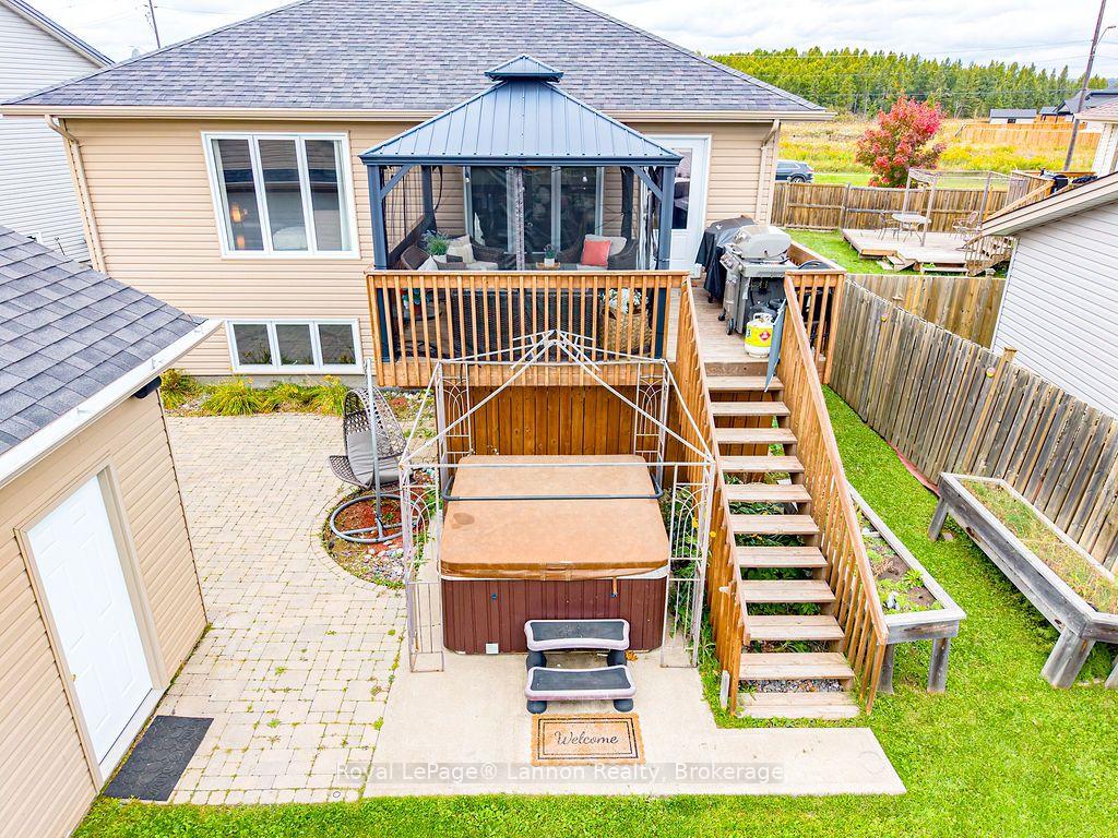 Photo 3 of 696 Weiler Boulevard, Thunder Bay, Parkdale — HOMEH