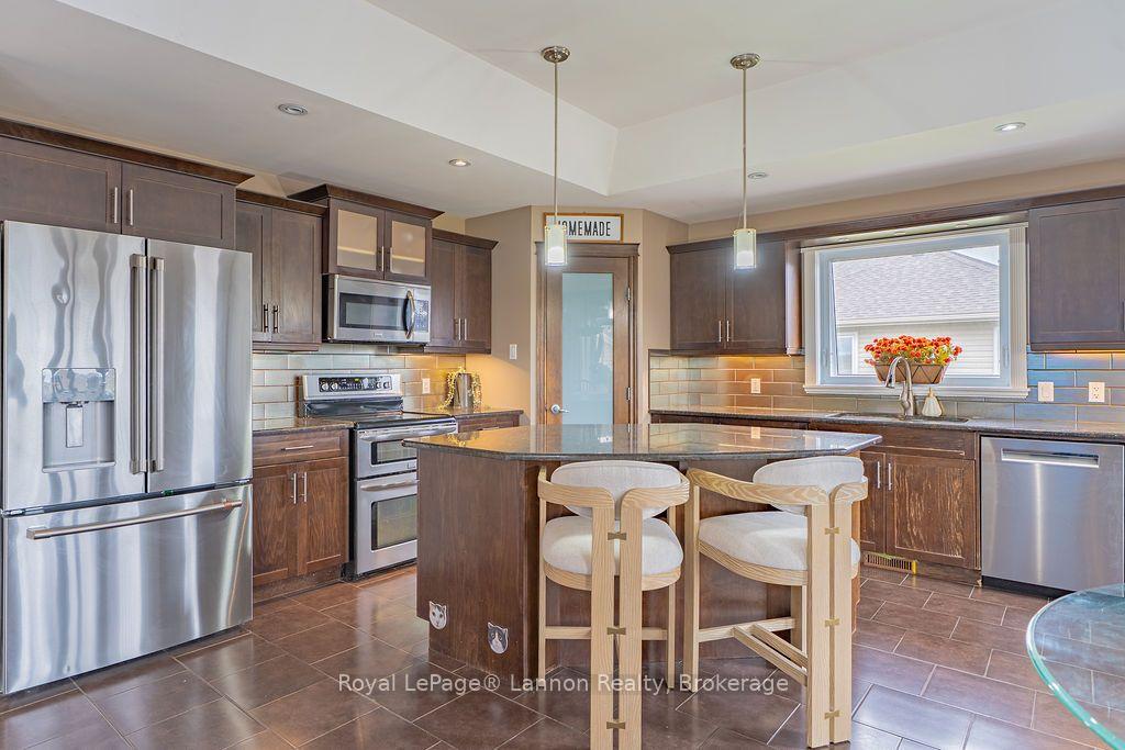Photo 11 of 696 Weiler Boulevard, Thunder Bay, Parkdale — HOMEH