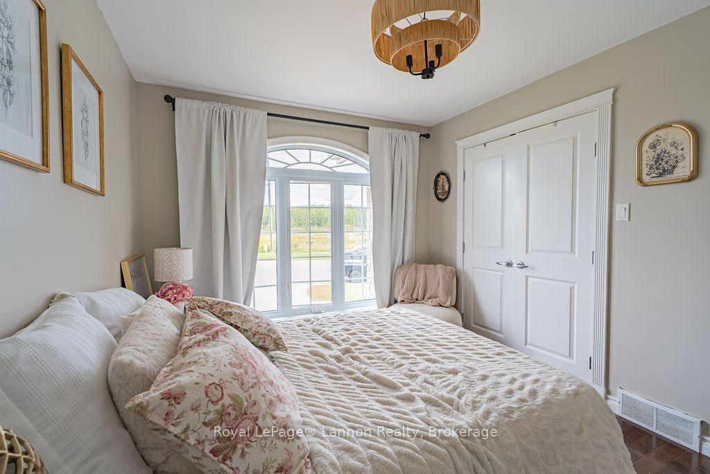 Photo 16 of 696 Weiler Boulevard, Thunder Bay, Parkdale — HOMEH