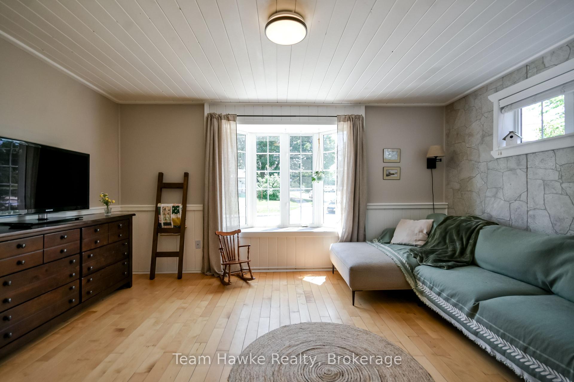 Photo 10 of 346 Yonge Street, Midland — HOMEH