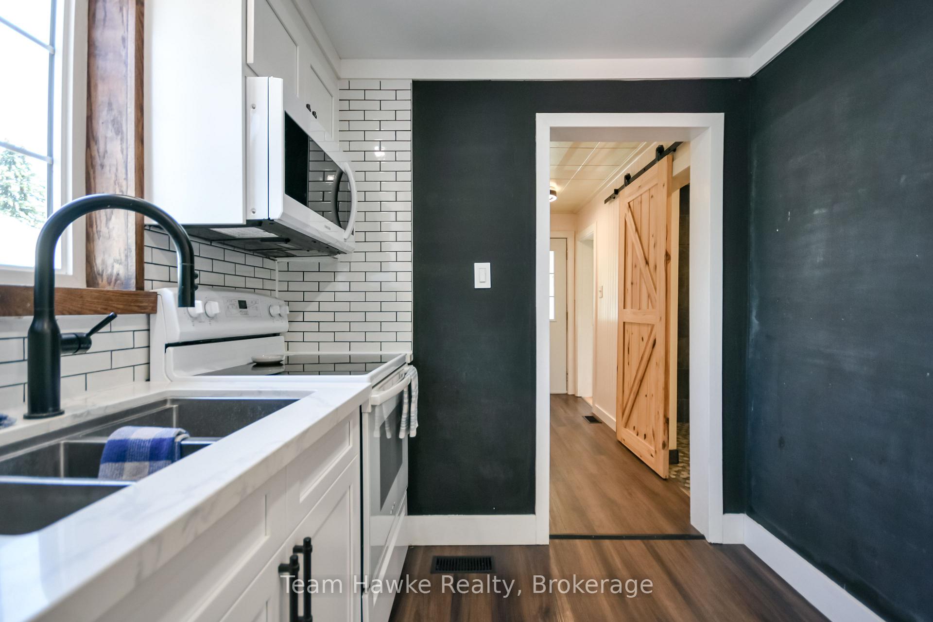 Photo 16 of 346 Yonge Street, Midland — HOMEH
