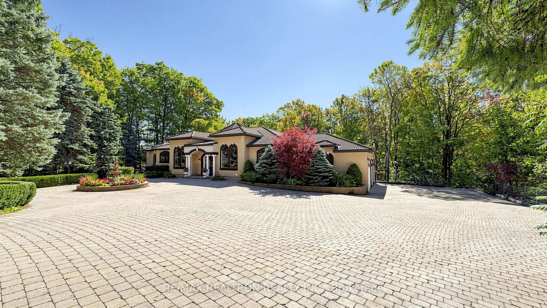 Photo 4 of 38 Bridgewater Drive, Richmond Hill, Rural Richmond Hill — HOMEH