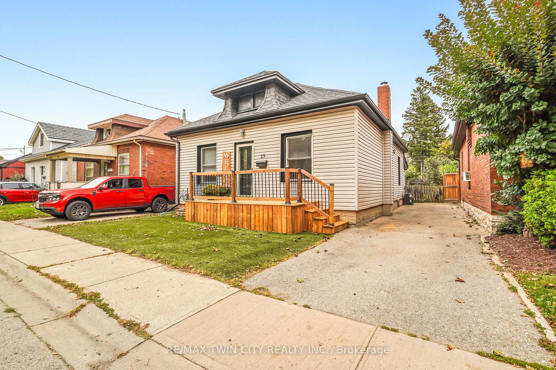 Photo 3 of 25 Alonzo Street, Brantford, North Ward — HOMEH