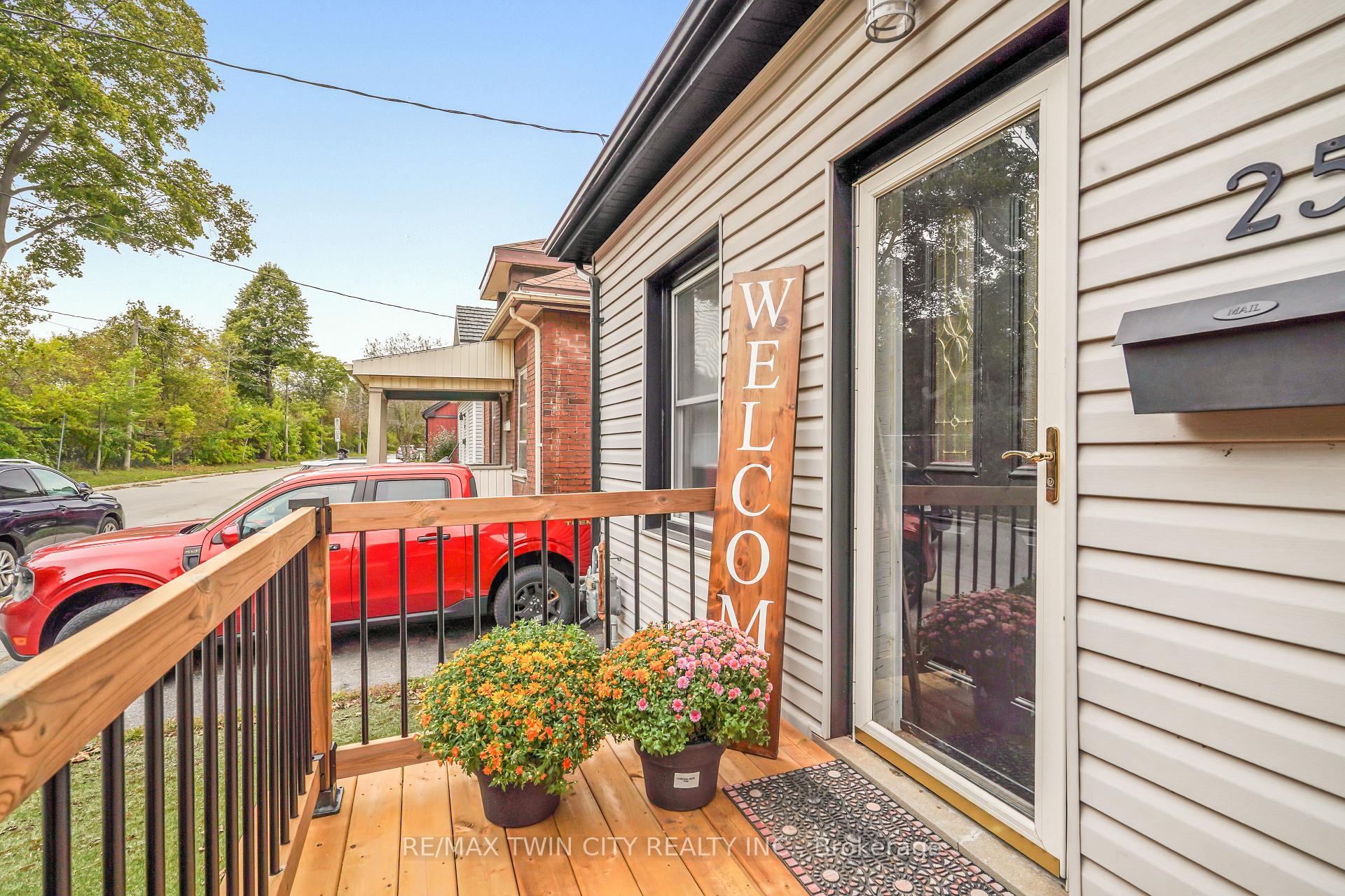 Photo 5 of 25 Alonzo Street, Brantford, North Ward — HOMEH