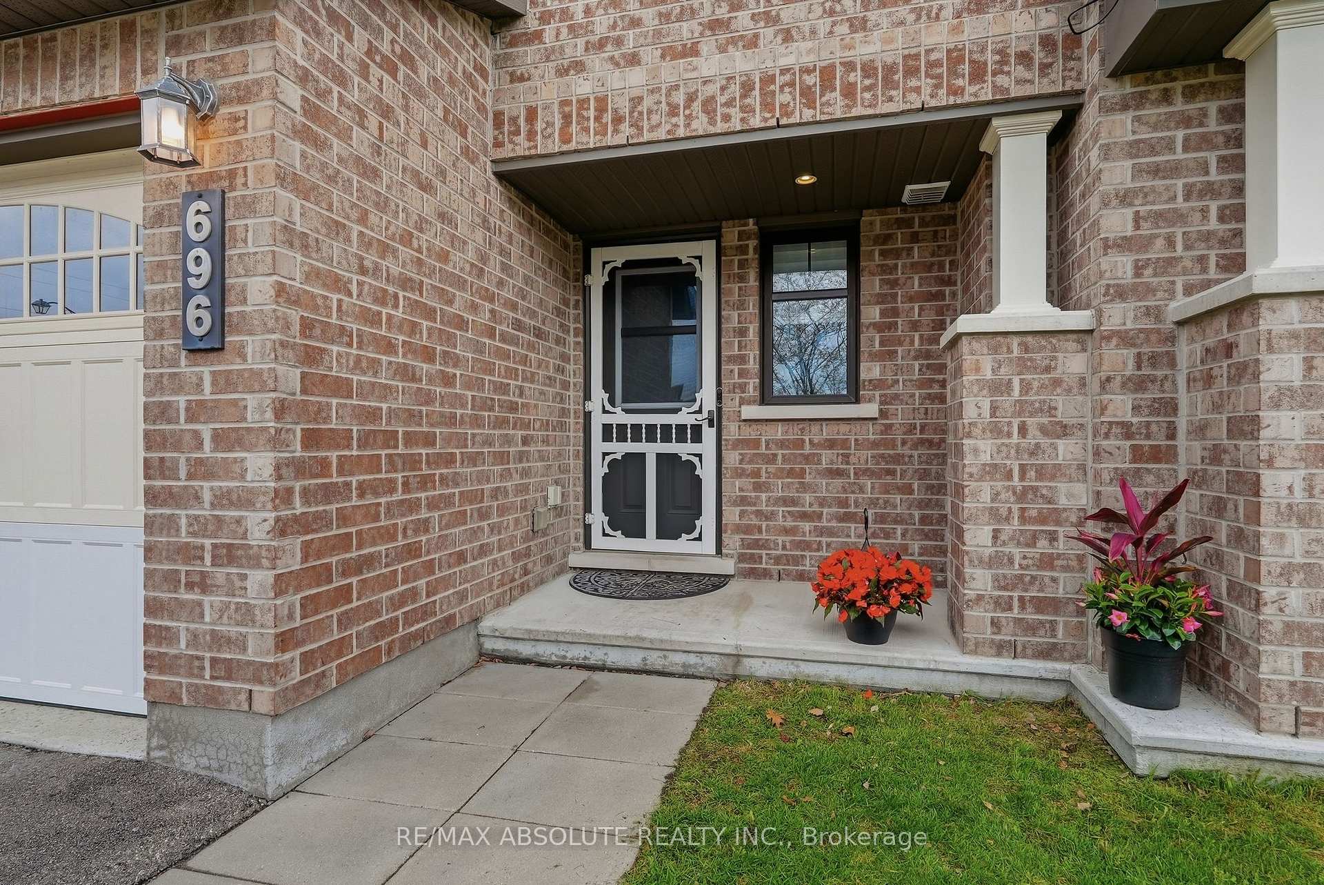 Photo 2 of 696 Trigorai Crescent, Ottawa, Avalon West — HOMEH
