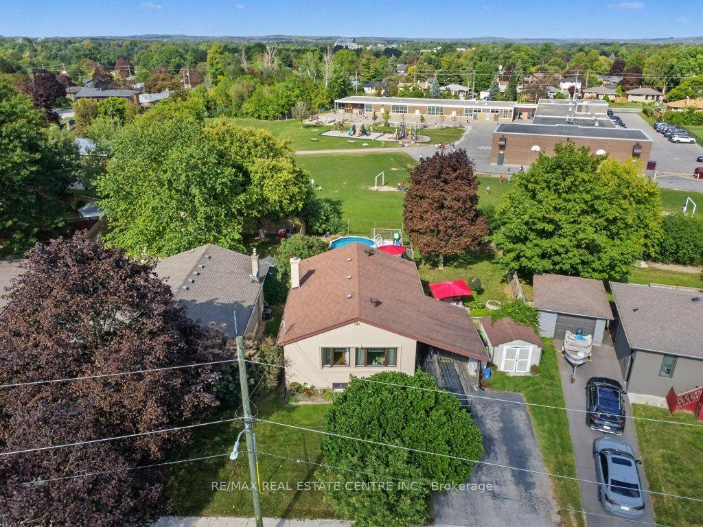 Photo 2 of 15 Norton Crescent, Halton Hills, Georgetown — HOMEH