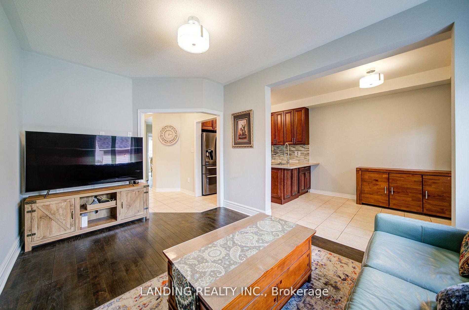 Photo 24 of 36 John Gary Drive, Markham, Village Green-South Unionville — HOMEH