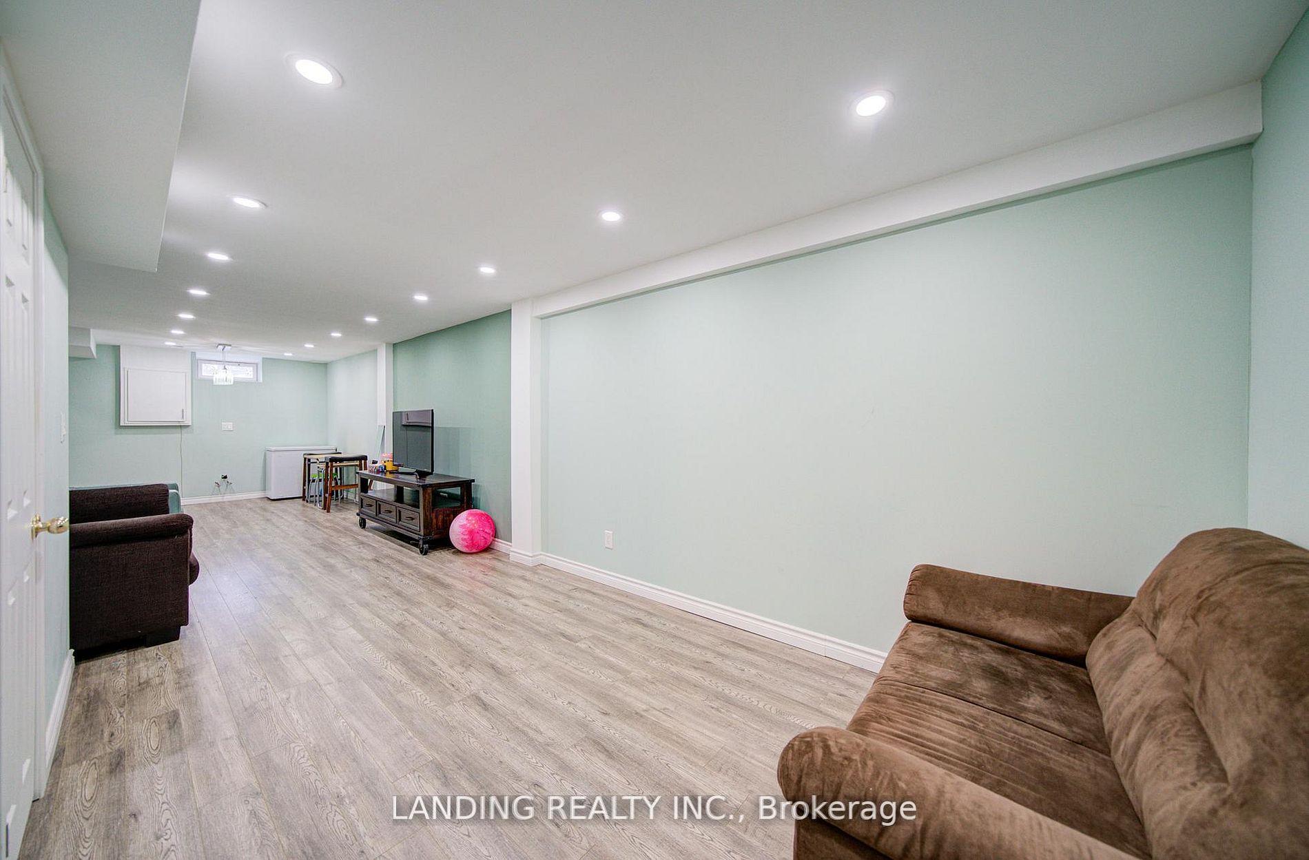 Photo 32 of 36 John Gary Drive, Markham, Village Green-South Unionville — HOMEH