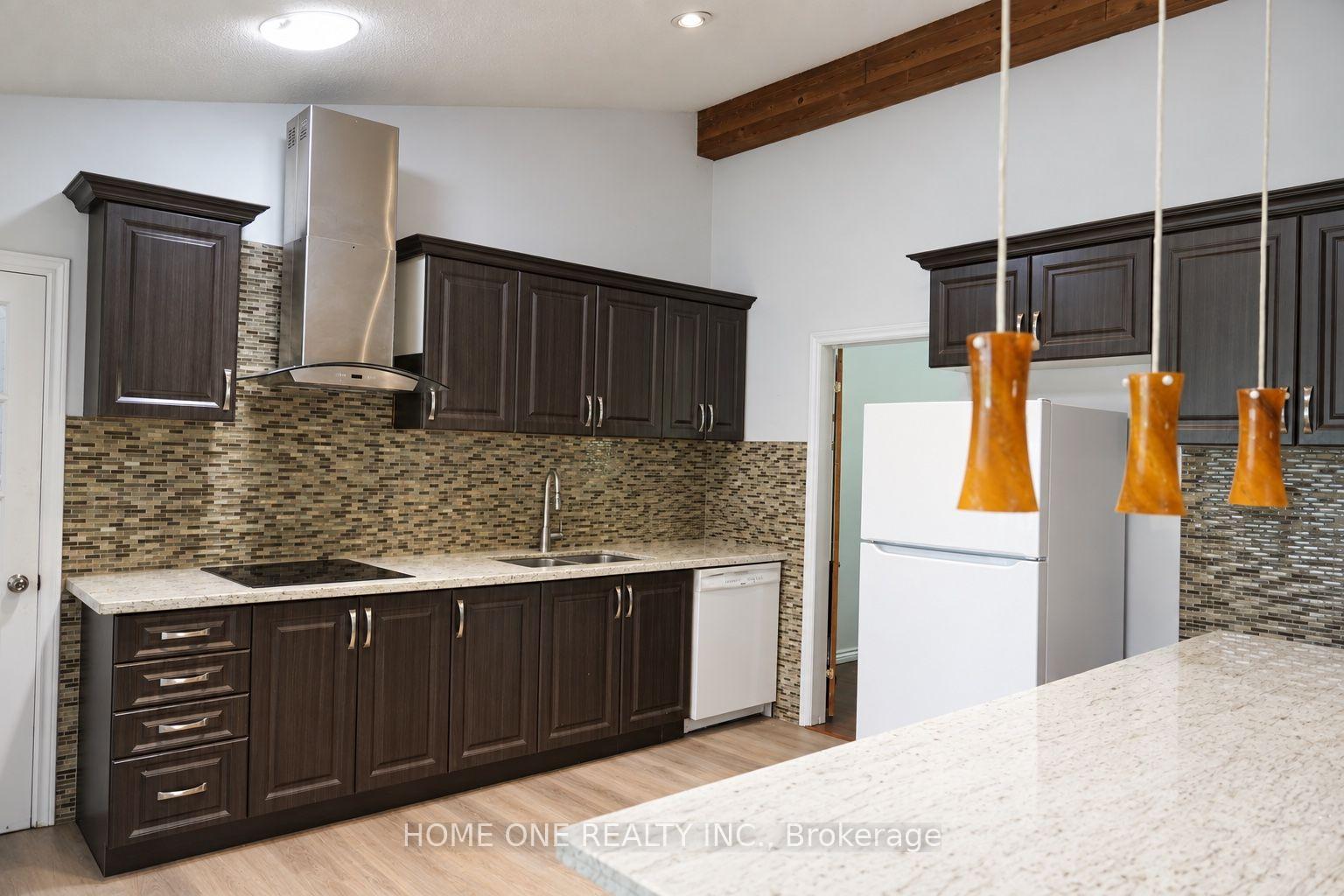 Photo 3 of 10934 Warden Avenue, Markham, Victoria Square — HOMEH