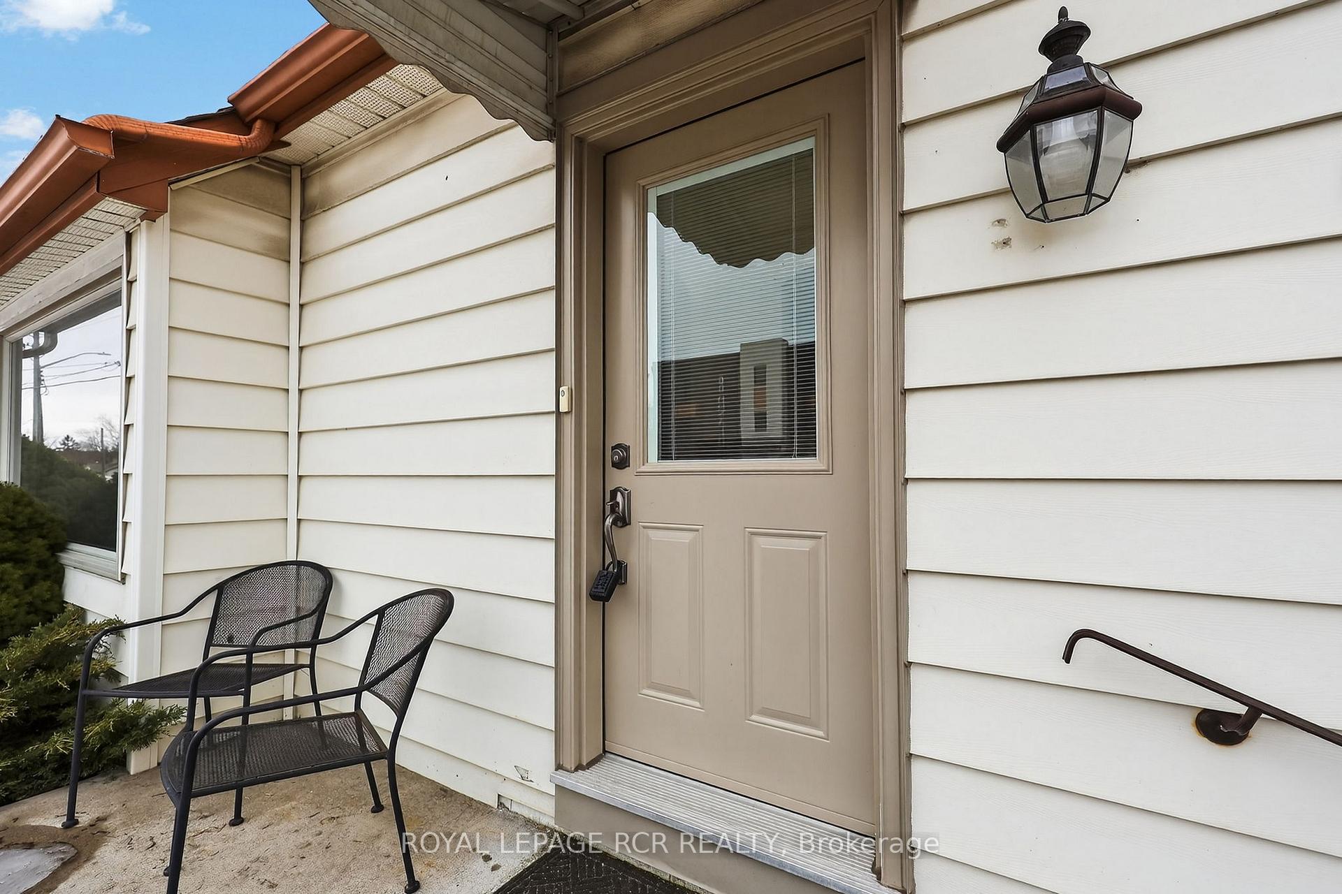 Photo 3 of 65 Donald Street, Barrie, Queen's Park — HOMEH