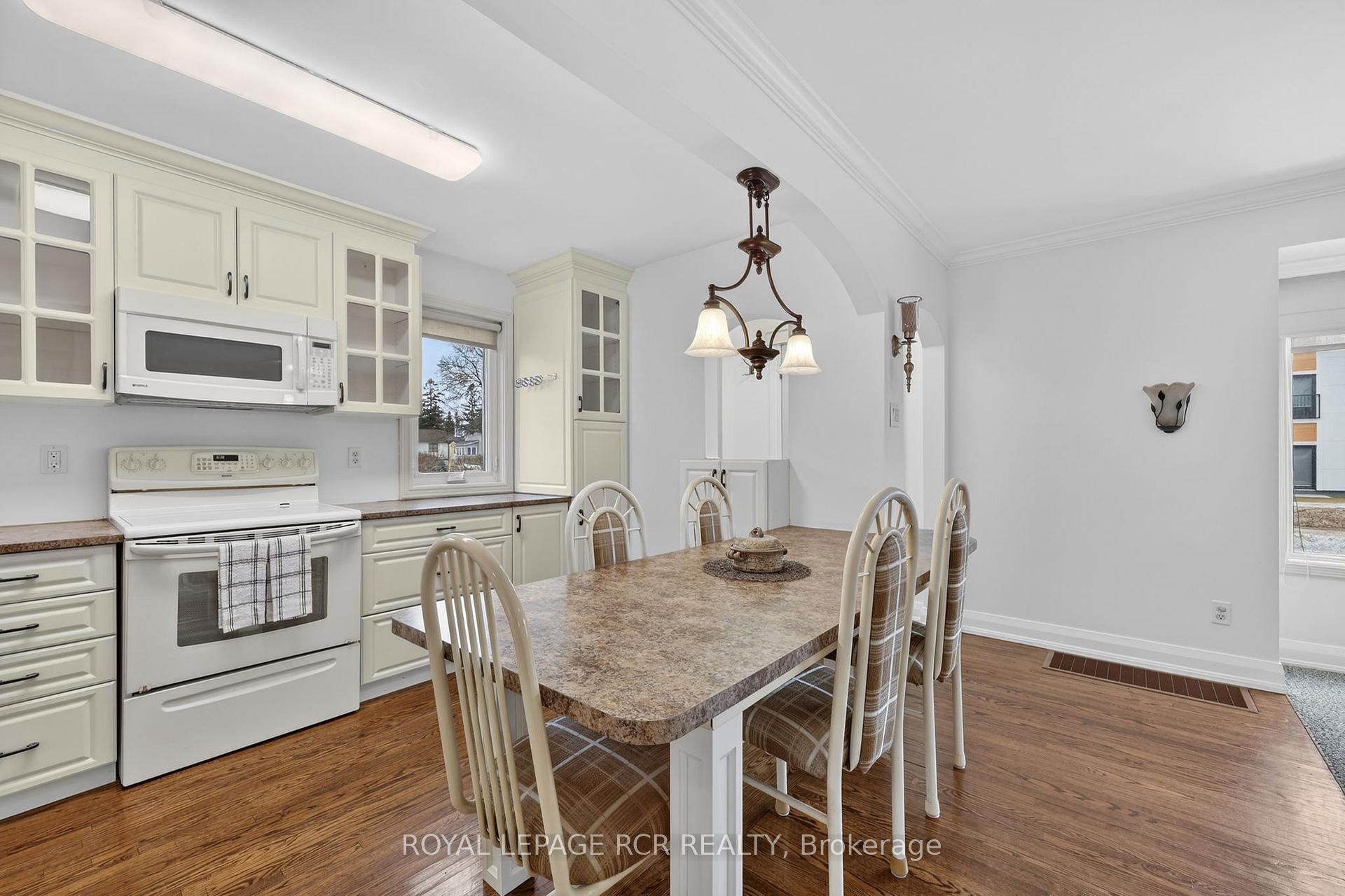 Photo 11 of 65 Donald Street, Barrie, Queen's Park — HOMEH