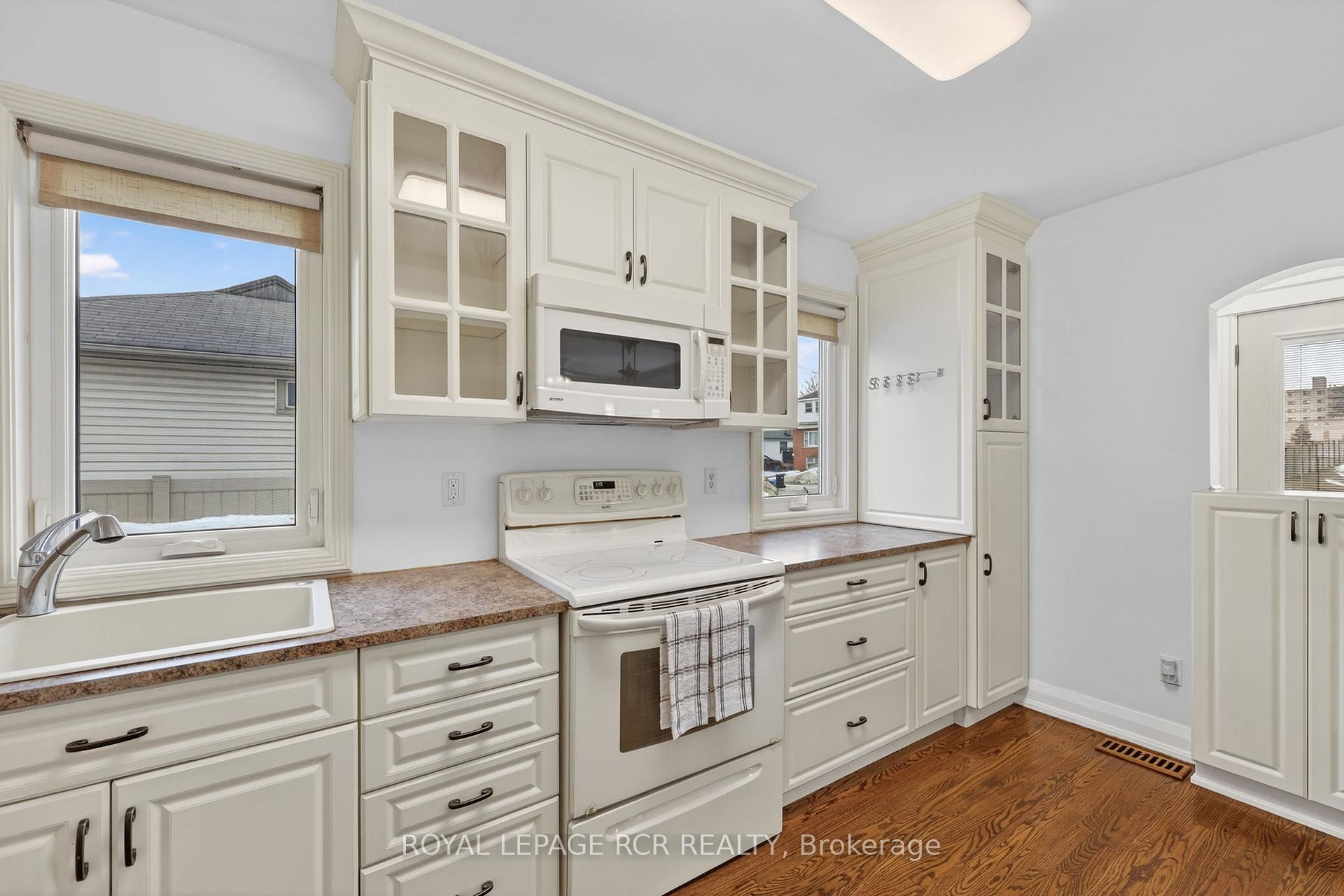Photo 13 of 65 Donald Street, Barrie, Queen's Park — HOMEH