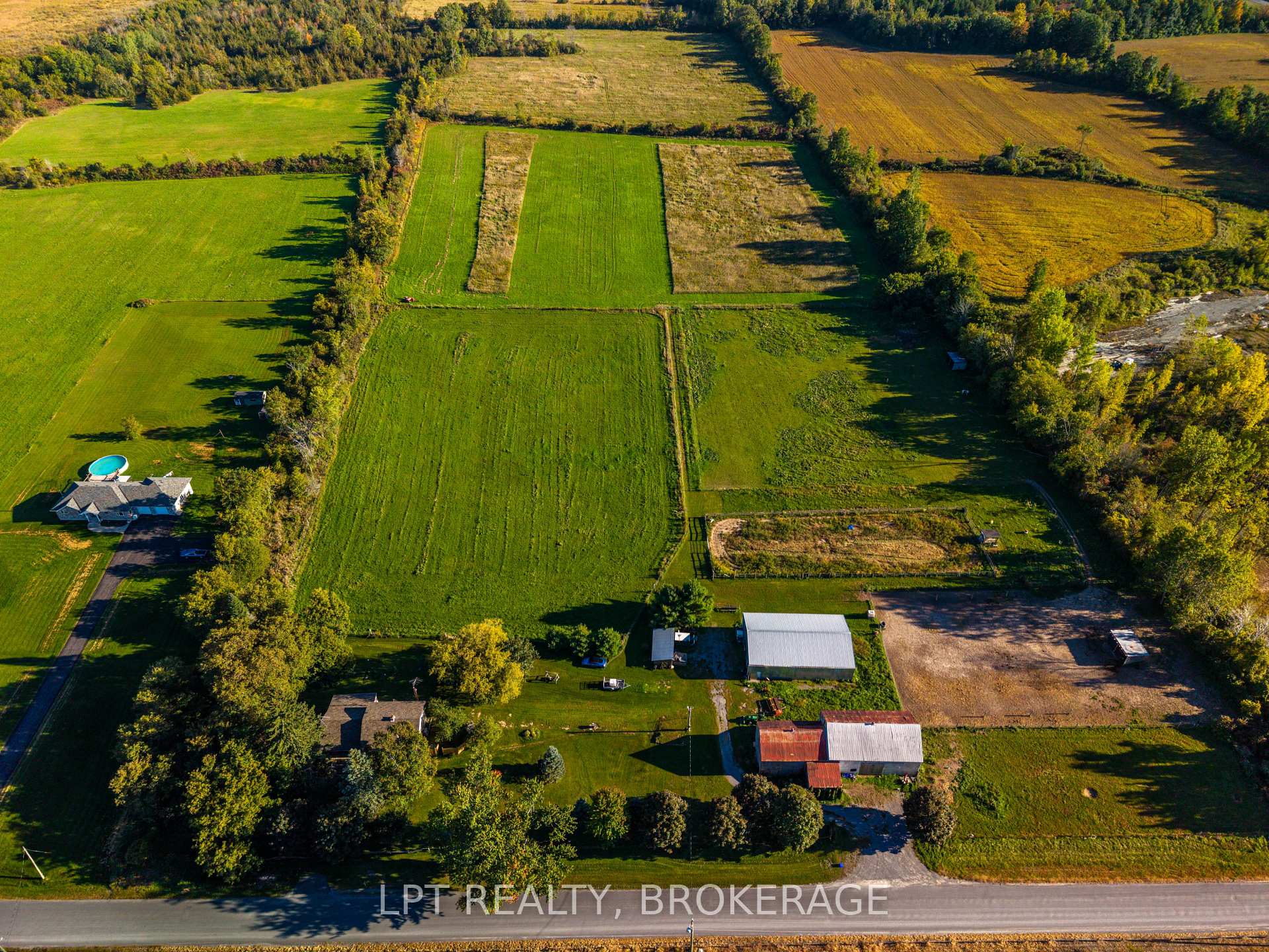 Photo 2 of 408 Chipmunk Ridge Road, Loyalist, Lennox and Addington - South — HOMEH