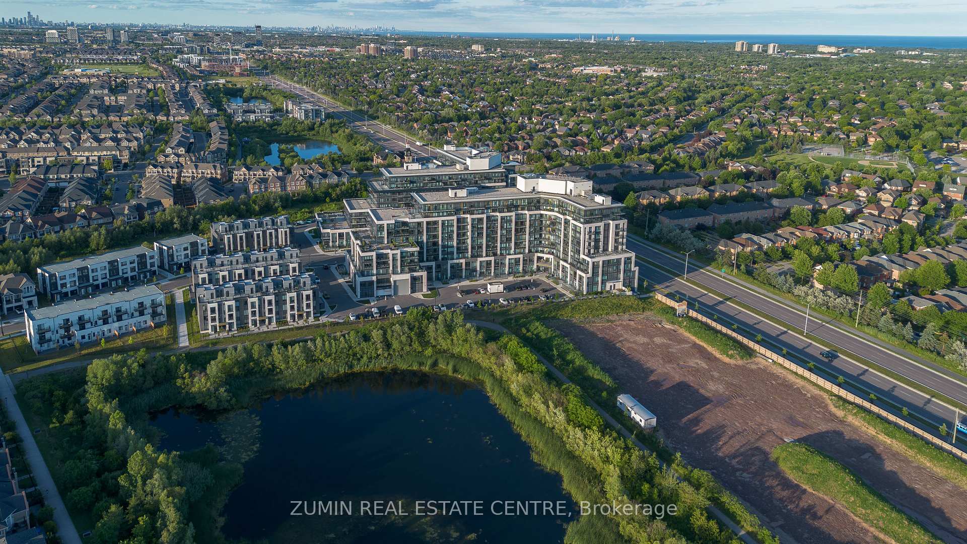 Front of Unit 526, 405 Dundas Street W