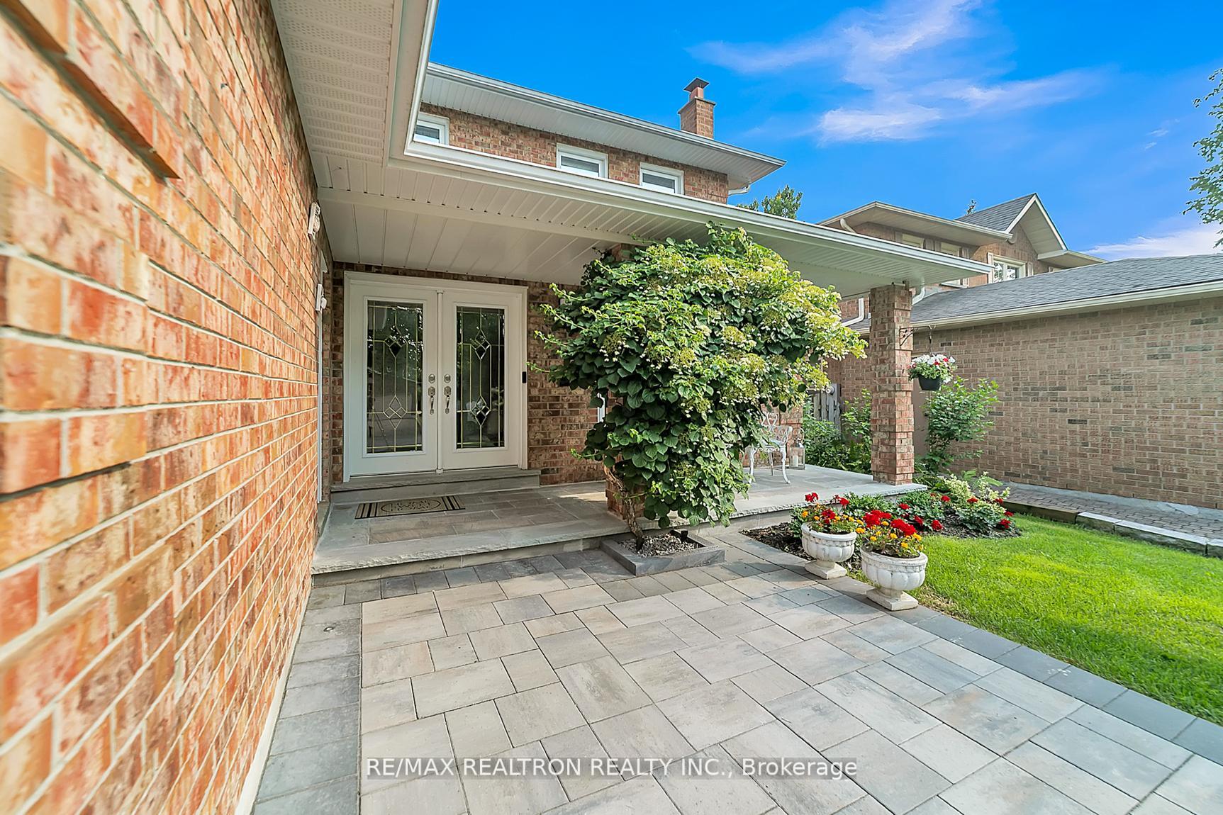Photo 4 of 107 Golf Links Drive, Aurora, Aurora Heights — HOMEH