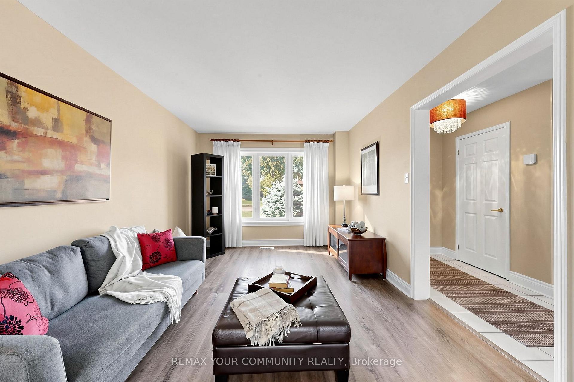 Photo 3 of 172 Patna Crescent, Vaughan, Maple — HOMEH