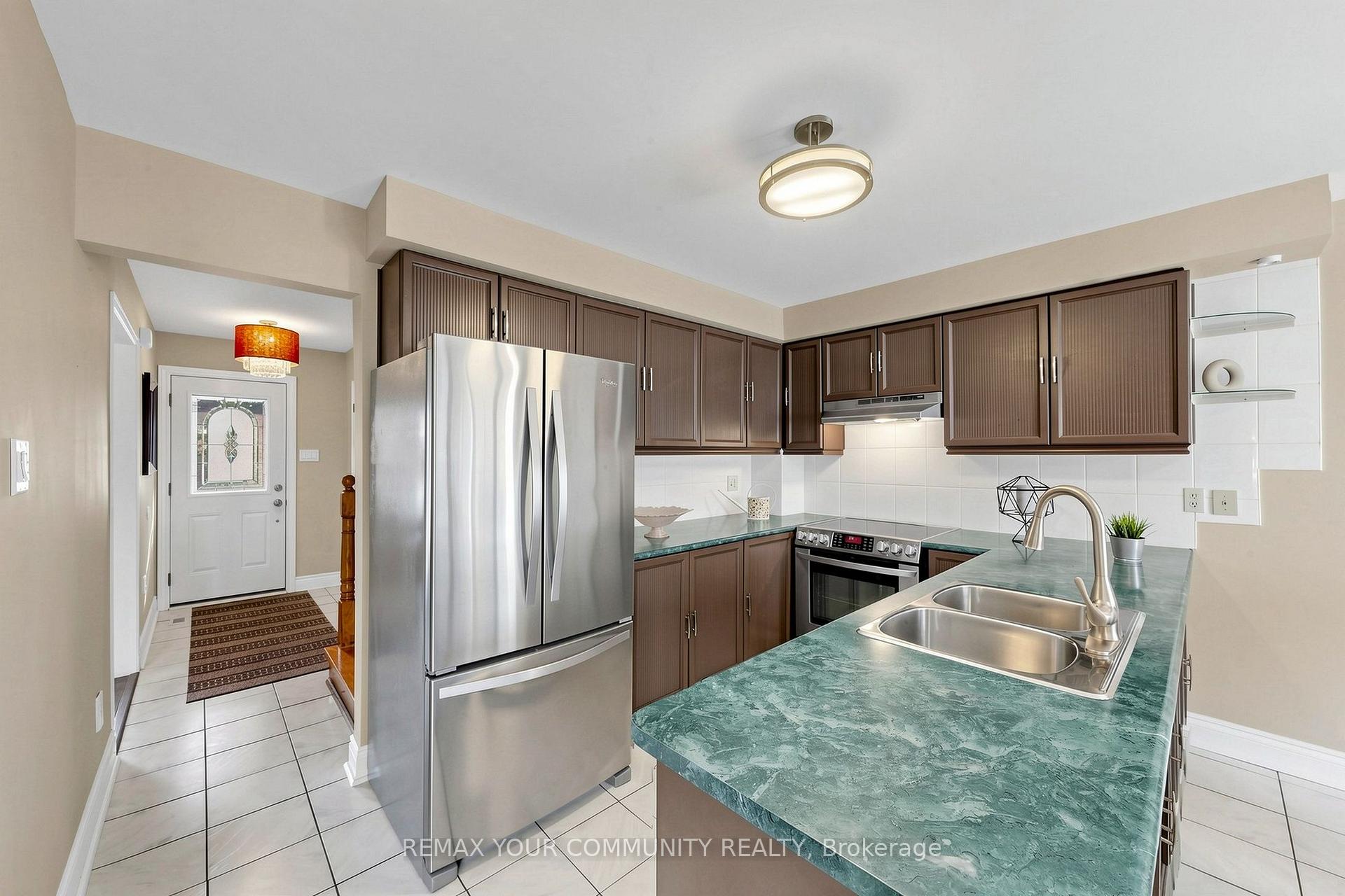 Photo 10 of 172 Patna Crescent, Vaughan, Maple — HOMEH