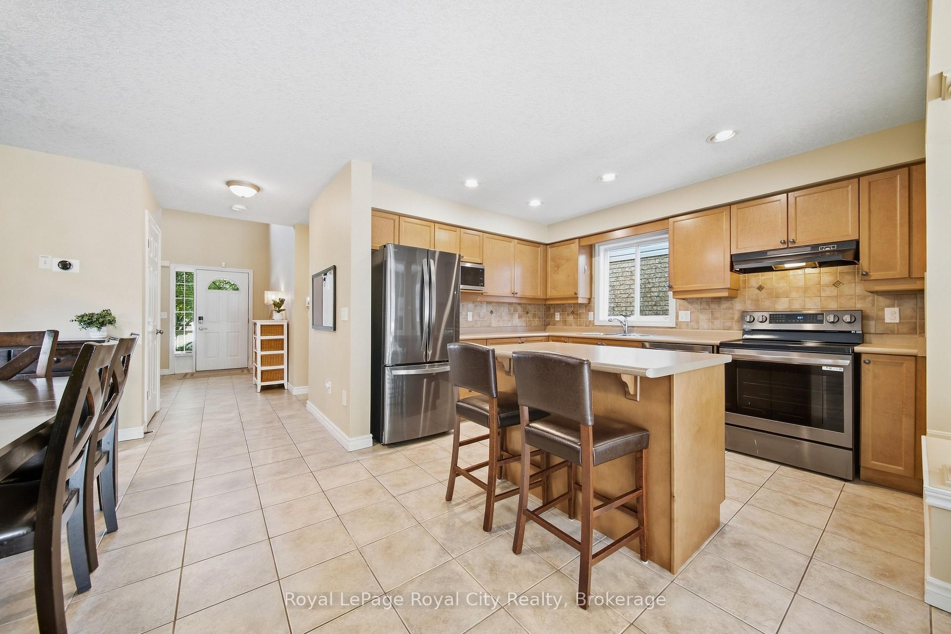 Photo 6 of 82 Lynch Circle, Guelph, Pineridge/Westminster Woods — HOMEH