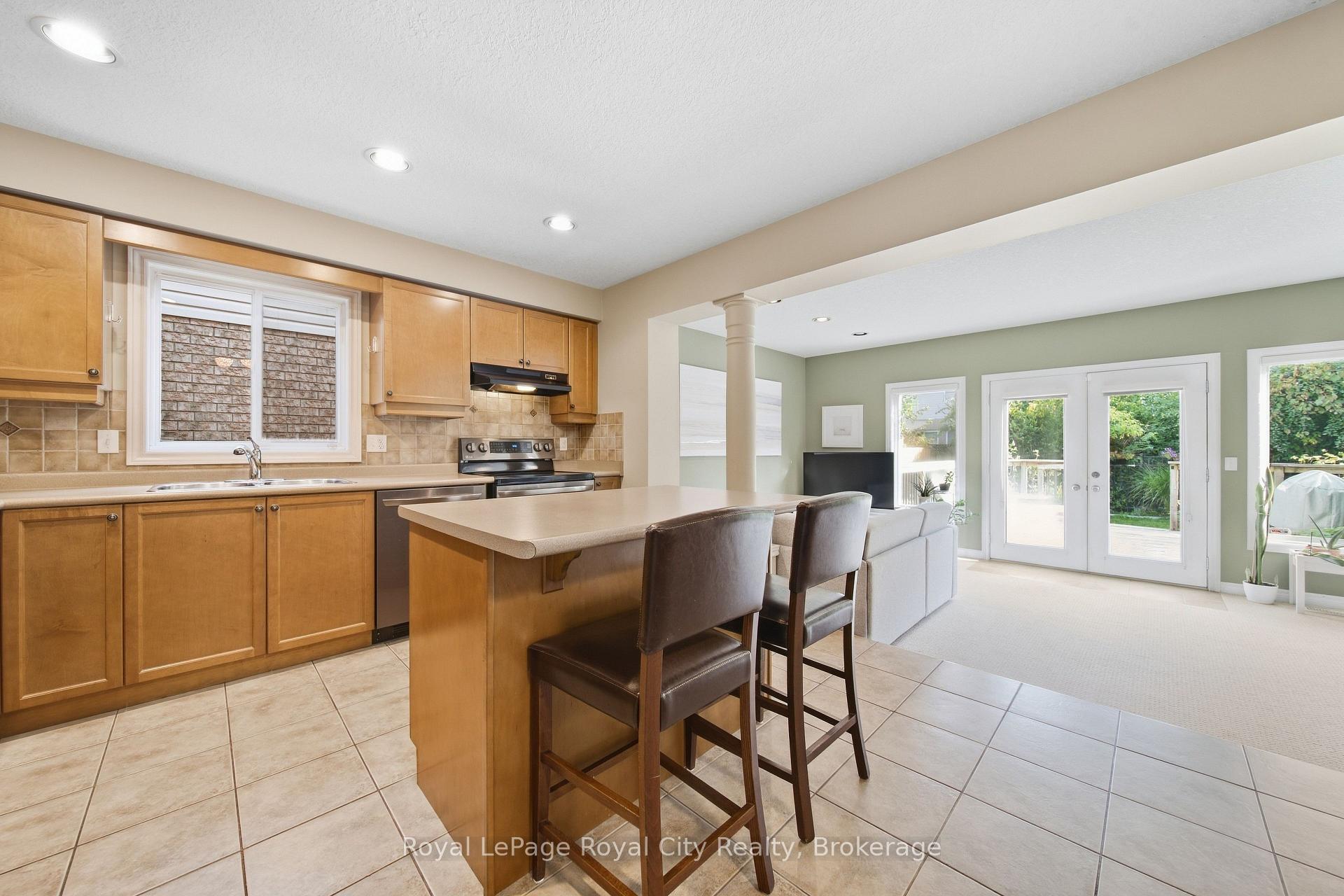 Photo 9 of 82 Lynch Circle, Guelph, Pineridge/Westminster Woods — HOMEH