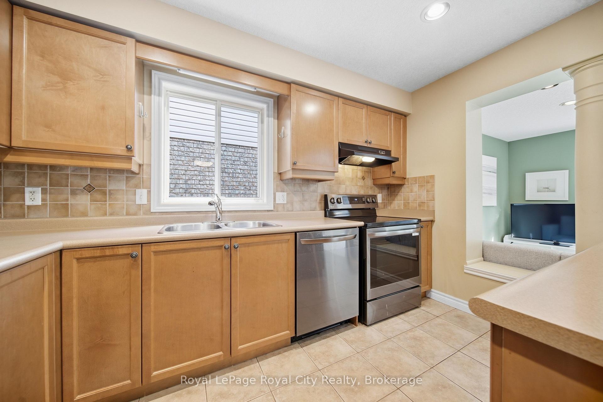 Photo 10 of 82 Lynch Circle, Guelph, Pineridge/Westminster Woods — HOMEH
