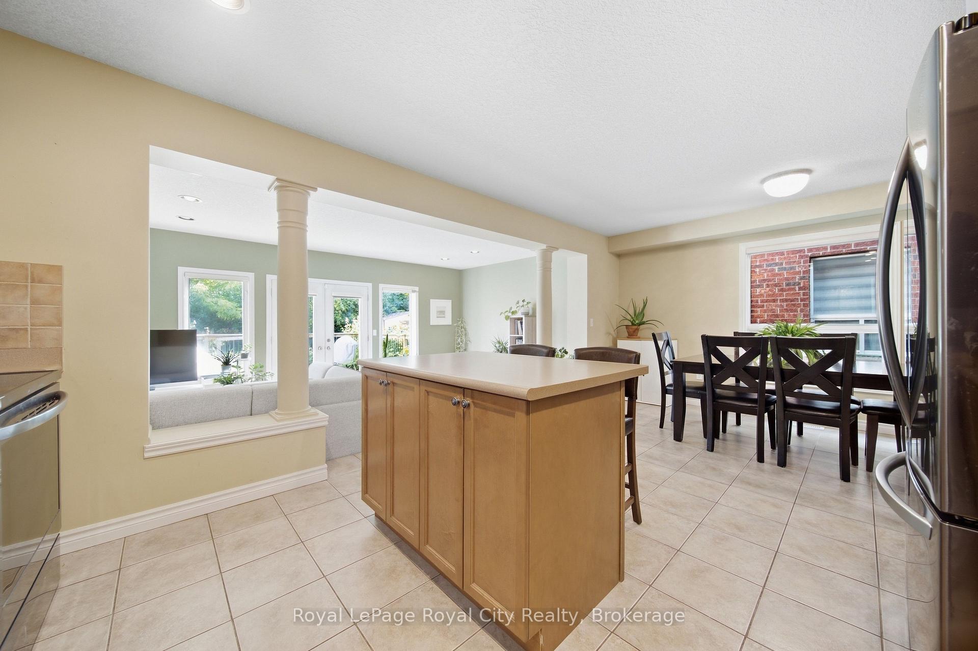 Photo 11 of 82 Lynch Circle, Guelph, Pineridge/Westminster Woods — HOMEH