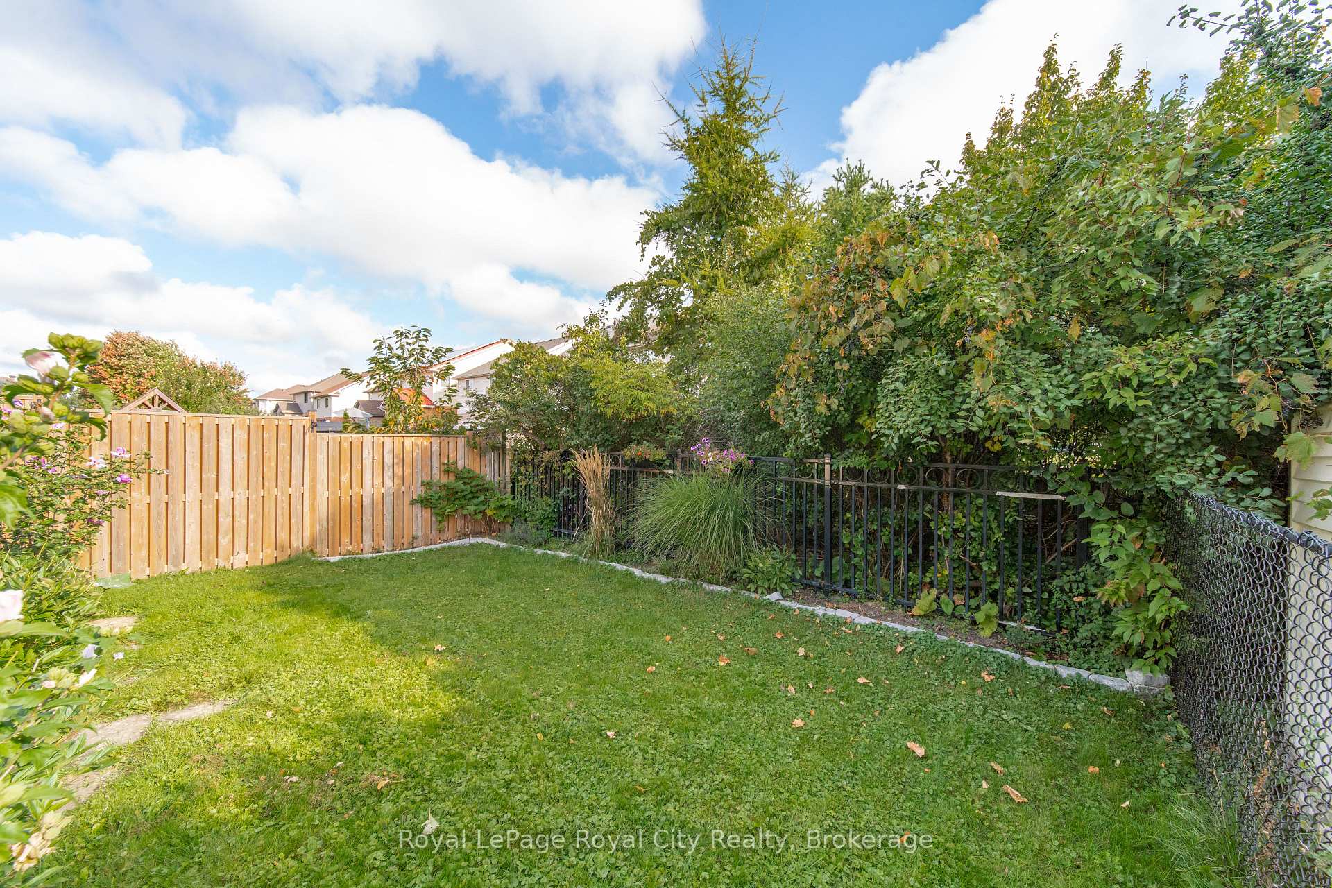 Photo 34 of 82 Lynch Circle, Guelph, Pineridge/Westminster Woods — HOMEH