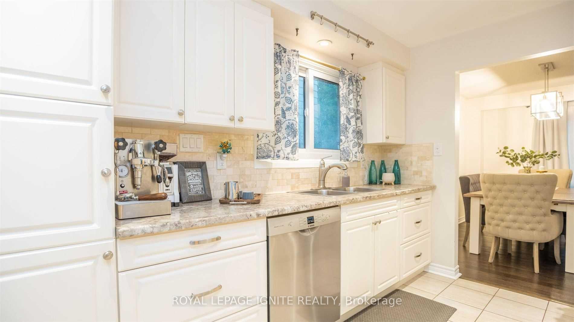 Photo 4 of 563 Berwick Crescent, Oshawa, McLaughlin — HOMEH