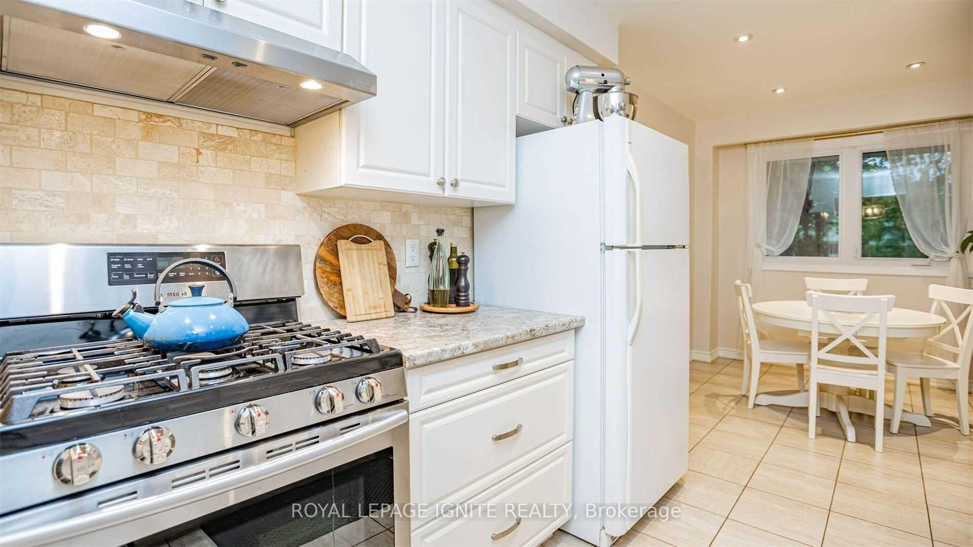 Photo 5 of 563 Berwick Crescent, Oshawa, McLaughlin — HOMEH