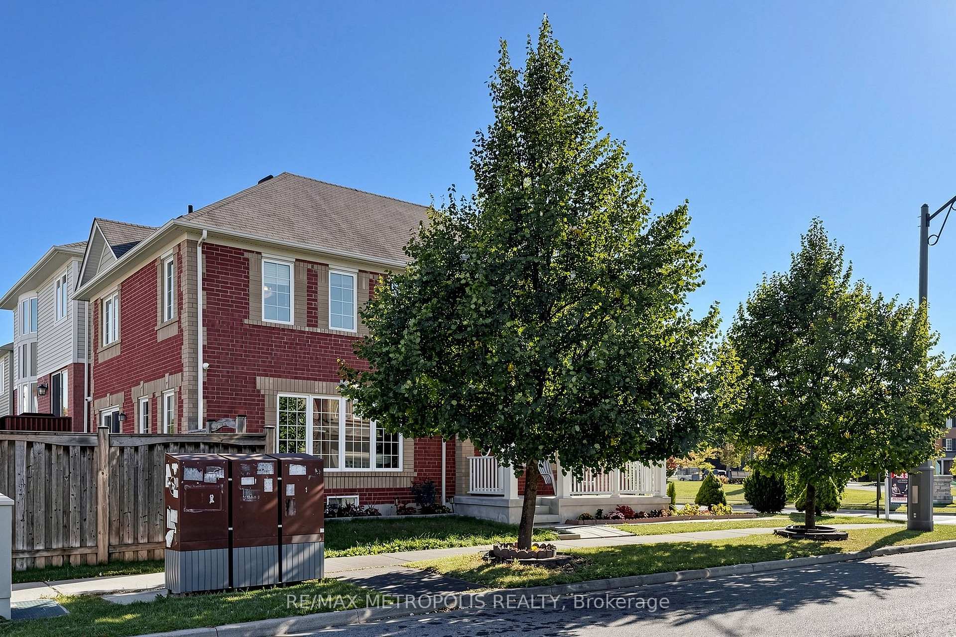 Photo 4 of 1913 Liatris Drive, Pickering, Duffin Heights — HOMEH