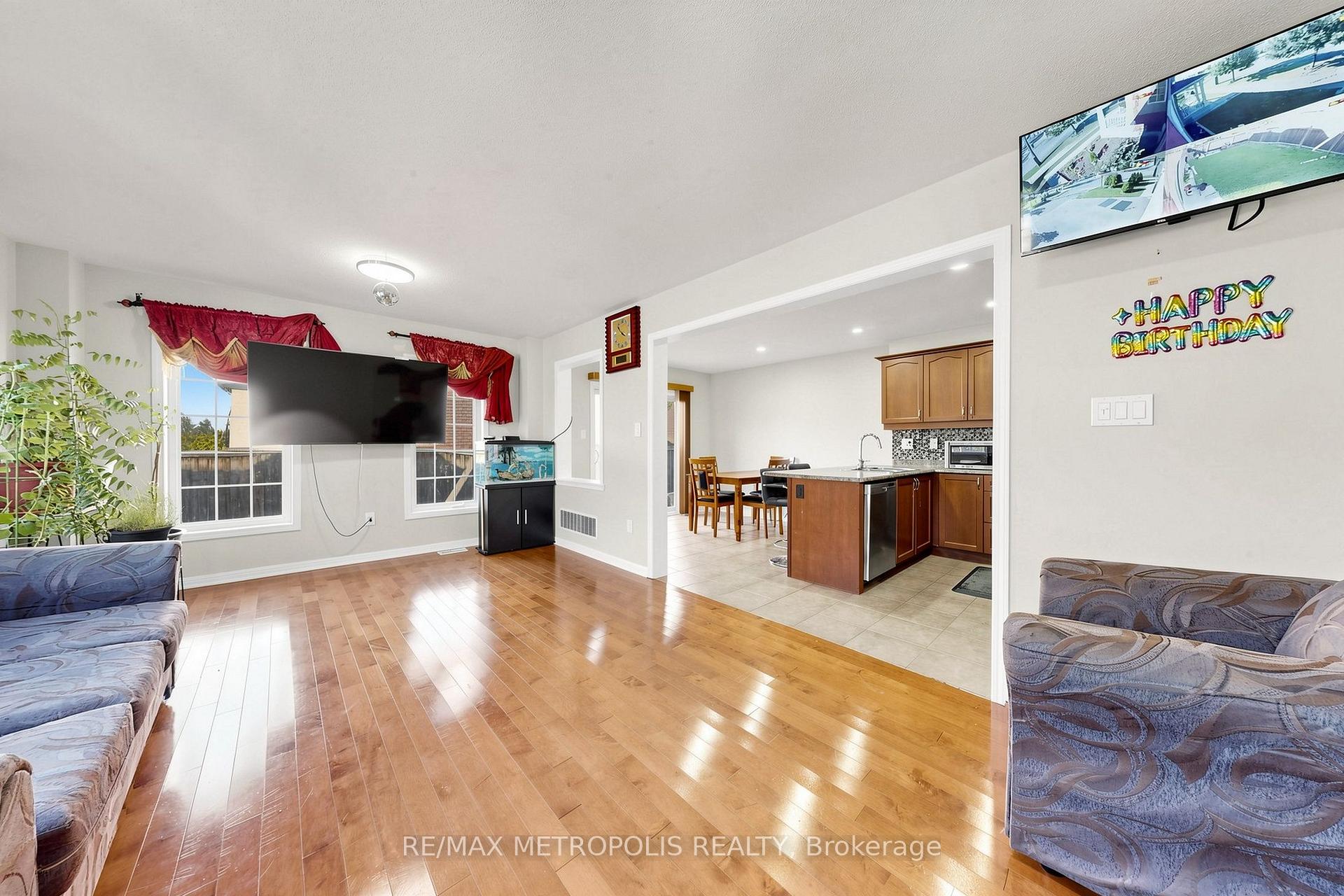 Photo 11 of 1913 Liatris Drive, Pickering, Duffin Heights — HOMEH