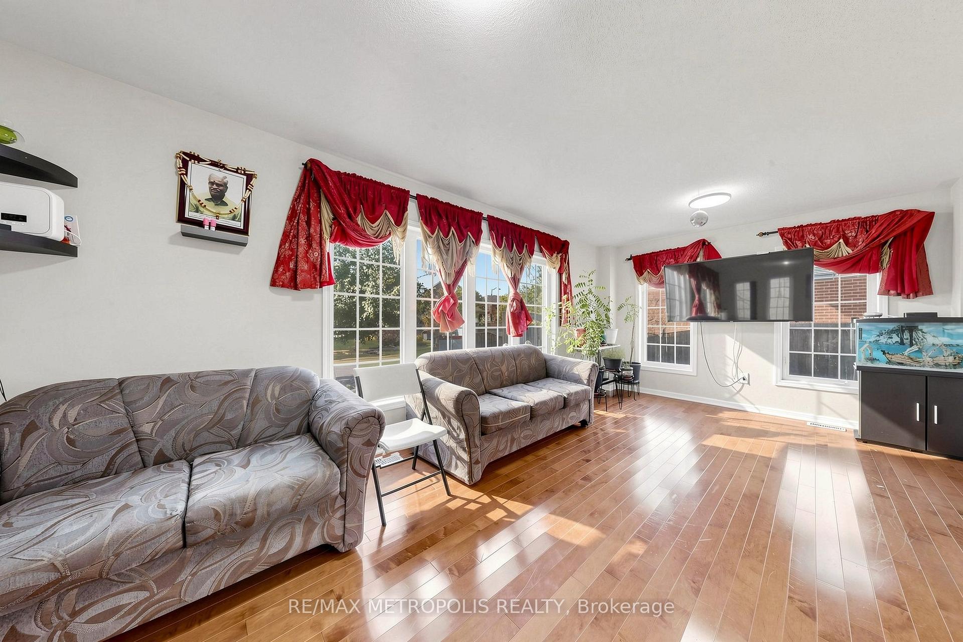 Photo 12 of 1913 Liatris Drive, Pickering, Duffin Heights — HOMEH