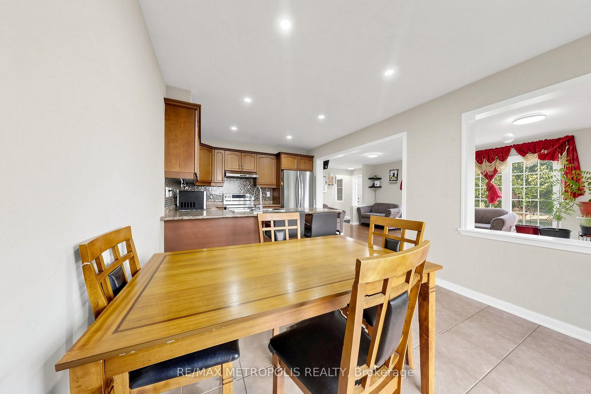 Photo 17 of 1913 Liatris Drive, Pickering, Duffin Heights — HOMEH