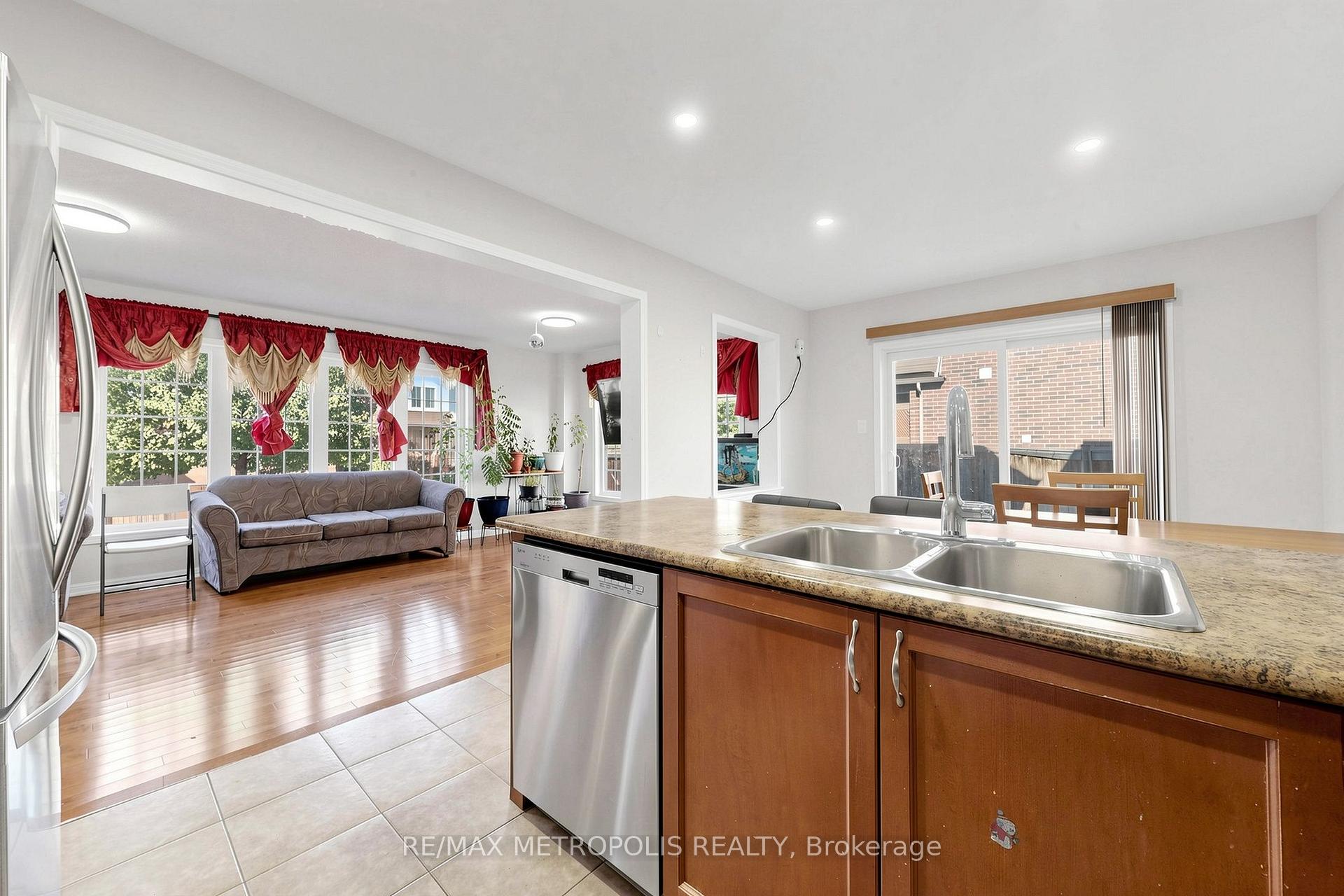 Photo 23 of 1913 Liatris Drive, Pickering, Duffin Heights — HOMEH