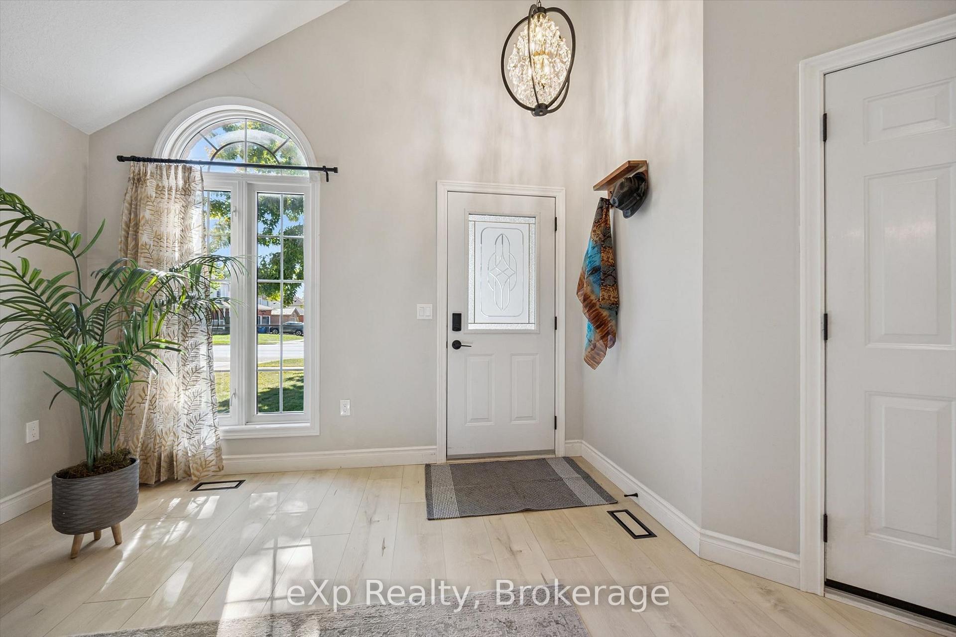 Photo 4 of 148 Clairfields Drive W, Guelph, Clairfields/Hanlon Business Park — HOMEH