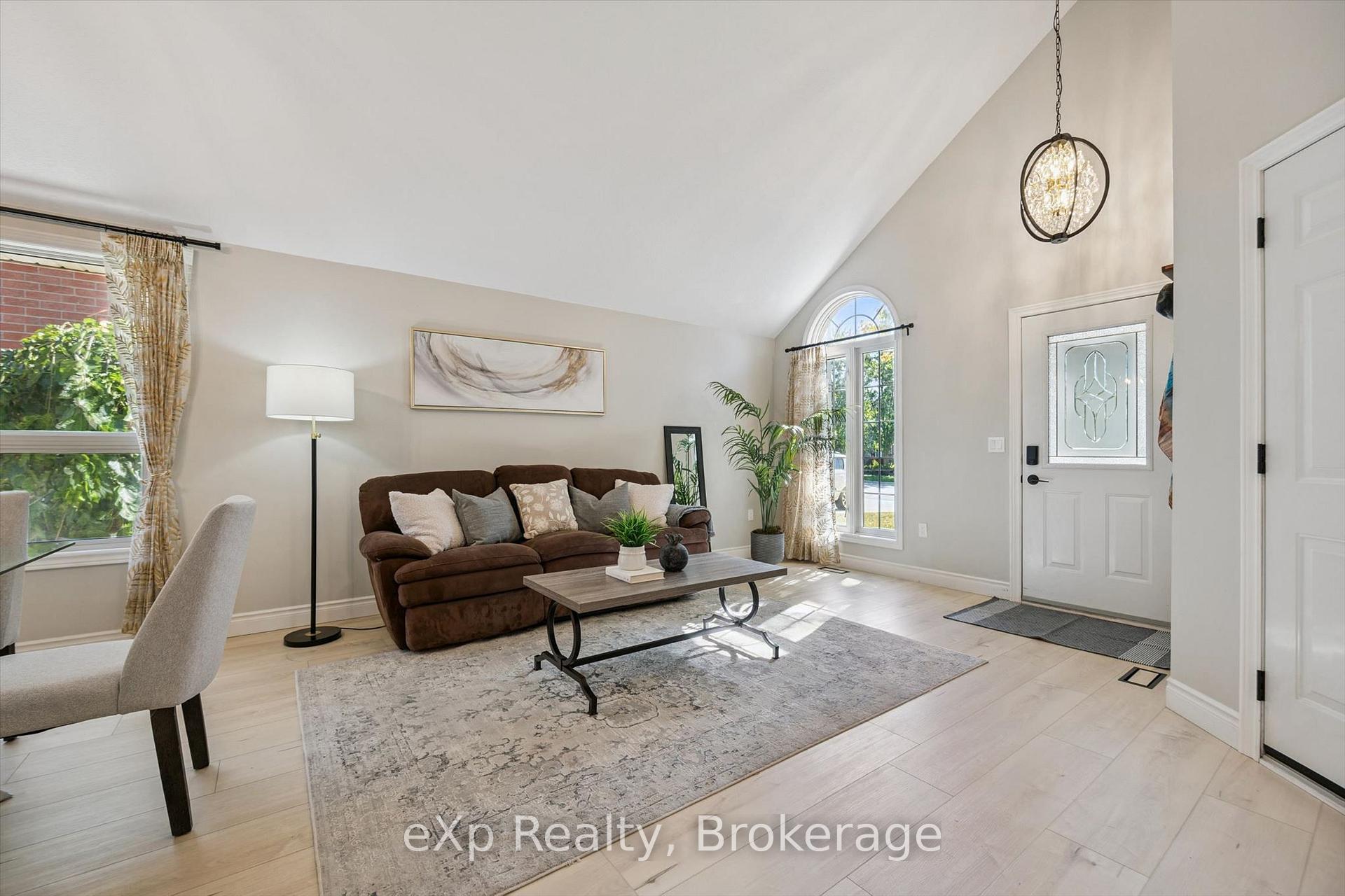 Photo 5 of 148 Clairfields Drive W, Guelph, Clairfields/Hanlon Business Park — HOMEH
